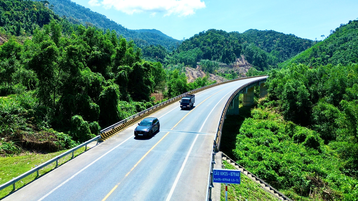 Để tạo mặt bằng thi công cao tốc, trước đó, UBND tỉnh Thừa Thiên-Huế (nay là TP Huế) đã ban hành các quyết định thu hồi đất phục vụ dự án, với tổng diện tích 63,91ha đất bị thu hồi đoạn qua Vườn Quốc gia Bạch Mã. Trong đó, gồm 23,02ha đất có rừng, 34,74ha đất trống và 6,14ha đất khác.
