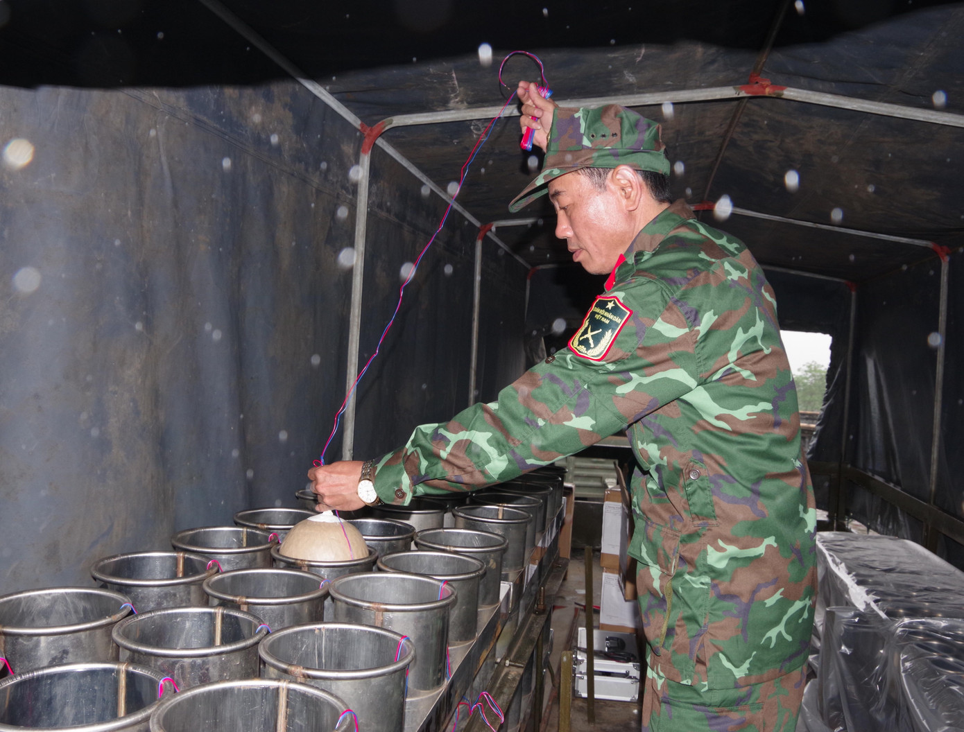 2.000 quả pháo hoa nổ tầm cao đã được lắp đặt an toàn tại 3 địa phương: TP. Huế, Quảng Điền, Phú Vang. 2.000 quả pháo hoa nổ tầm cao đã được lắp đặt an toàn tại 3 địa phương: TP. Huế, Quảng Điền, Phú Vang.