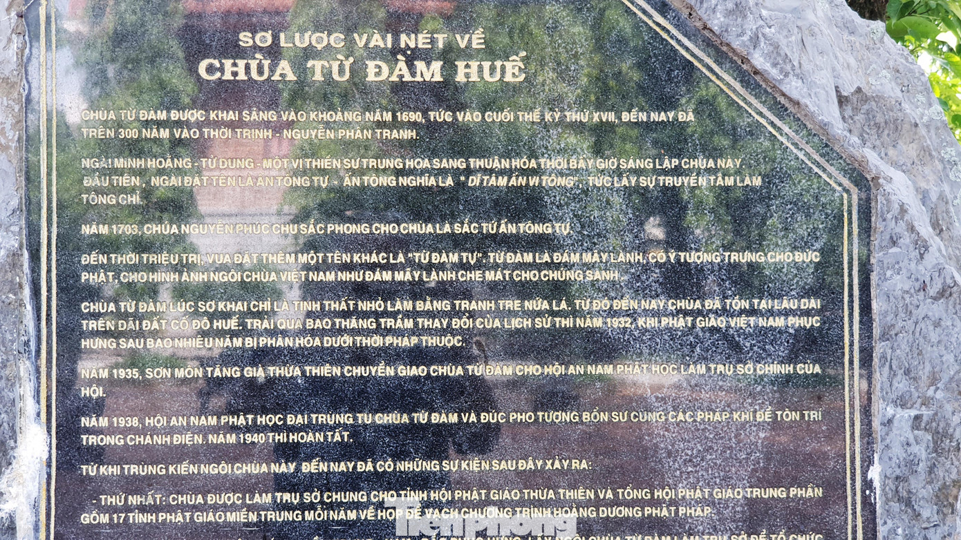 Ở dòng thứ 7 từ trên xuống của văn bia ghi tên vua Thiệu Trị thành Triệu Trị