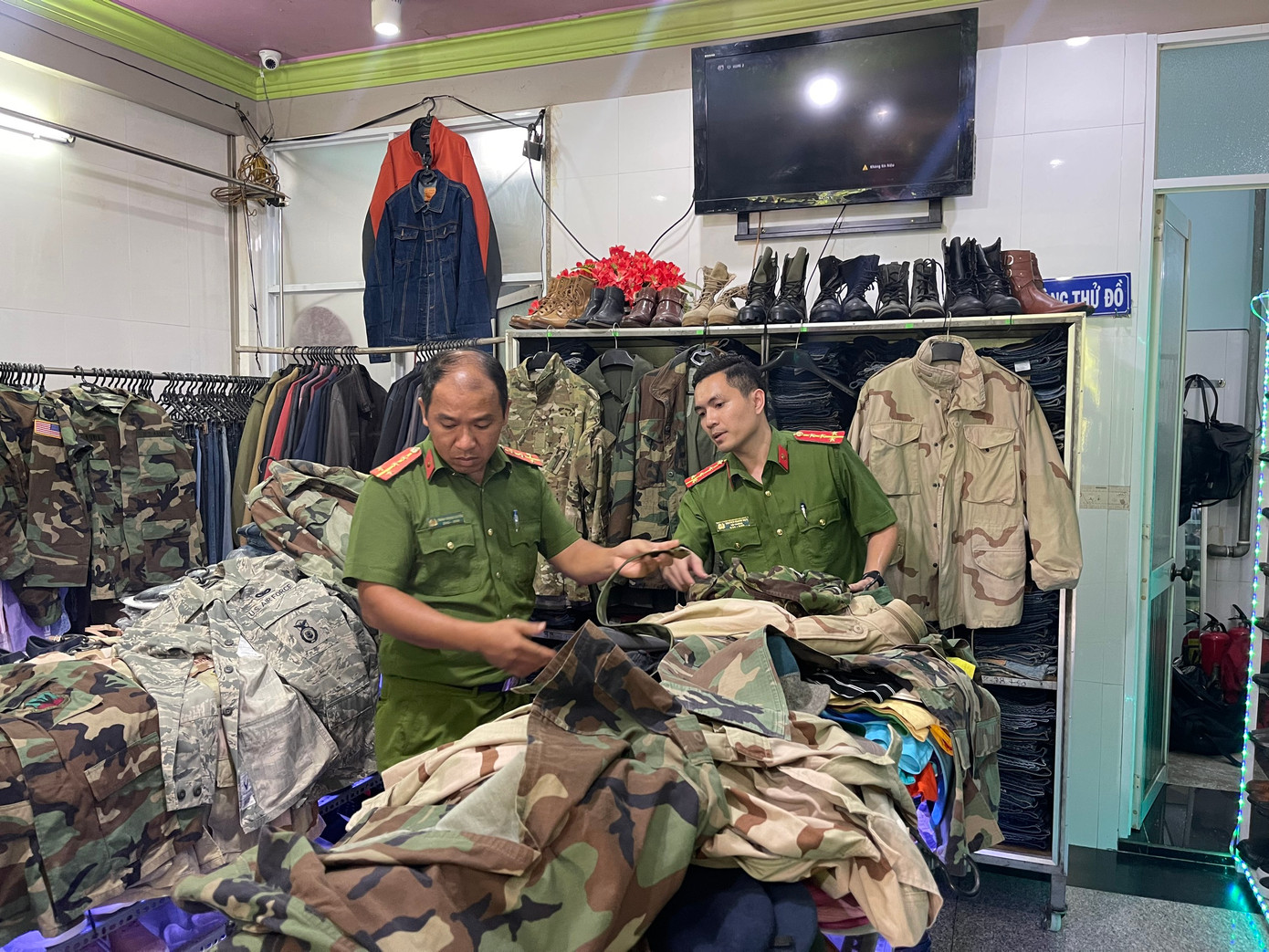 Theo cơ quan công an, đây là quân phục của các lực lượng vũ trang nước ngoài đã qua sử dụng, nằm trong danh mục hàng cấm nhập khẩu. Theo cơ quan công an, đây là quân phục của các lực lượng vũ trang nước ngoài đã qua sử dụng, nằm trong danh mục hàng cấm nhập khẩu.