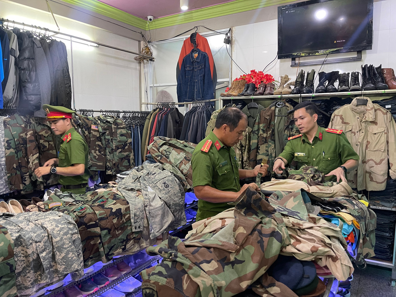 Lực lượng công an kiểm tra, phát hiện, thu giữ hơn 100 loại áo quần có kiểu dáng, tem nhãn quân phục rằn ri của nước ngoài được bày bán công khai tại một cửa hàng trên đường Phan Chu Trinh, TP Huế. Lực lượng công an kiểm tra, phát hiện, thu giữ hơn 100 loại áo quần có kiểu dáng, tem nhãn quân phục rằn ri của nước ngoài được bày bán công khai tại một cửa hàng trên đường Phan Chu Trinh, TP Huế.