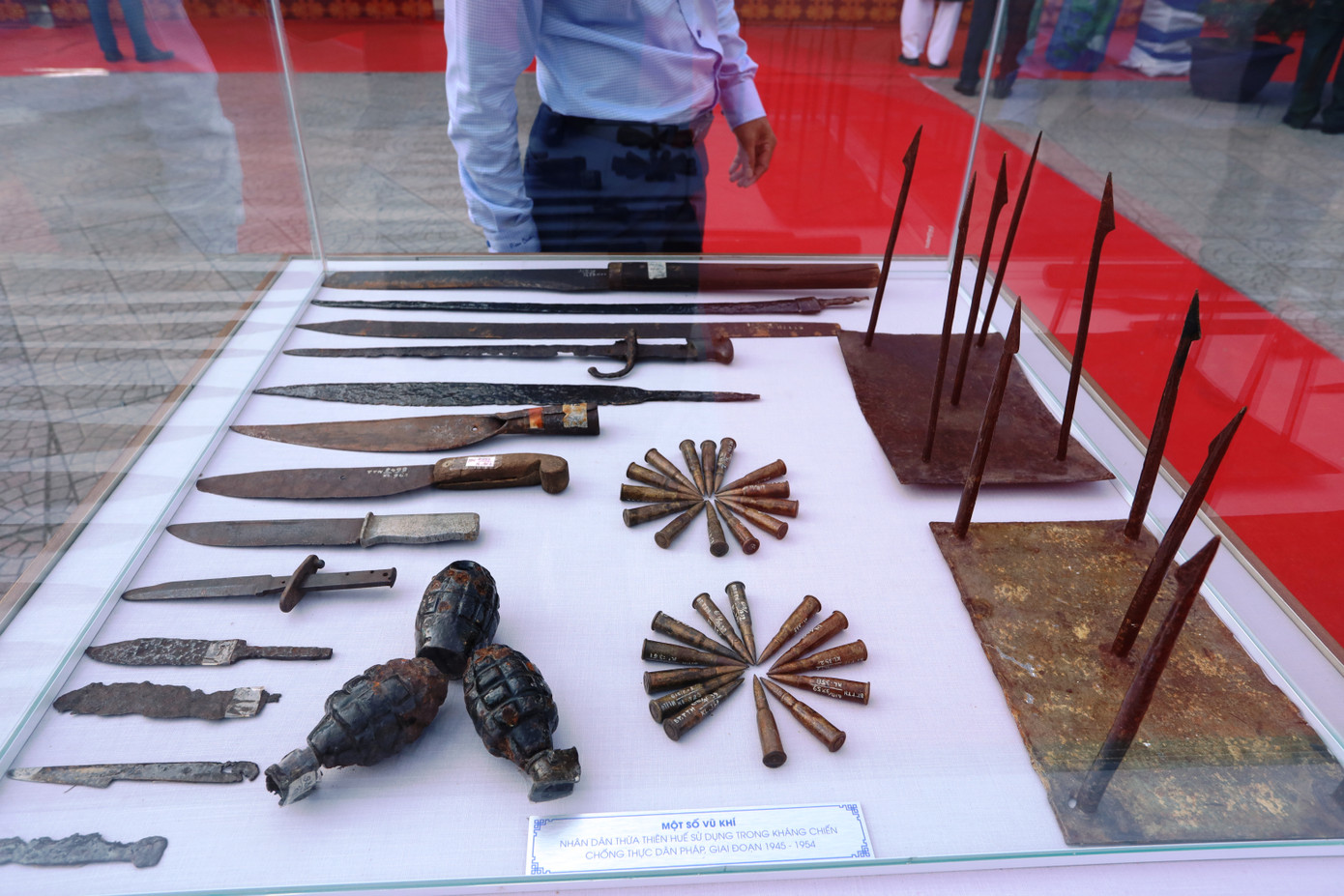 Những hiện vật như giàn hỏa tiễn H12, áo trấn thủ, đèn dầu, hay các vũ khí tự tạo… giúp công chúng hiểu rõ hơn về những gian khổ và lòng quả cảm của cha ông.