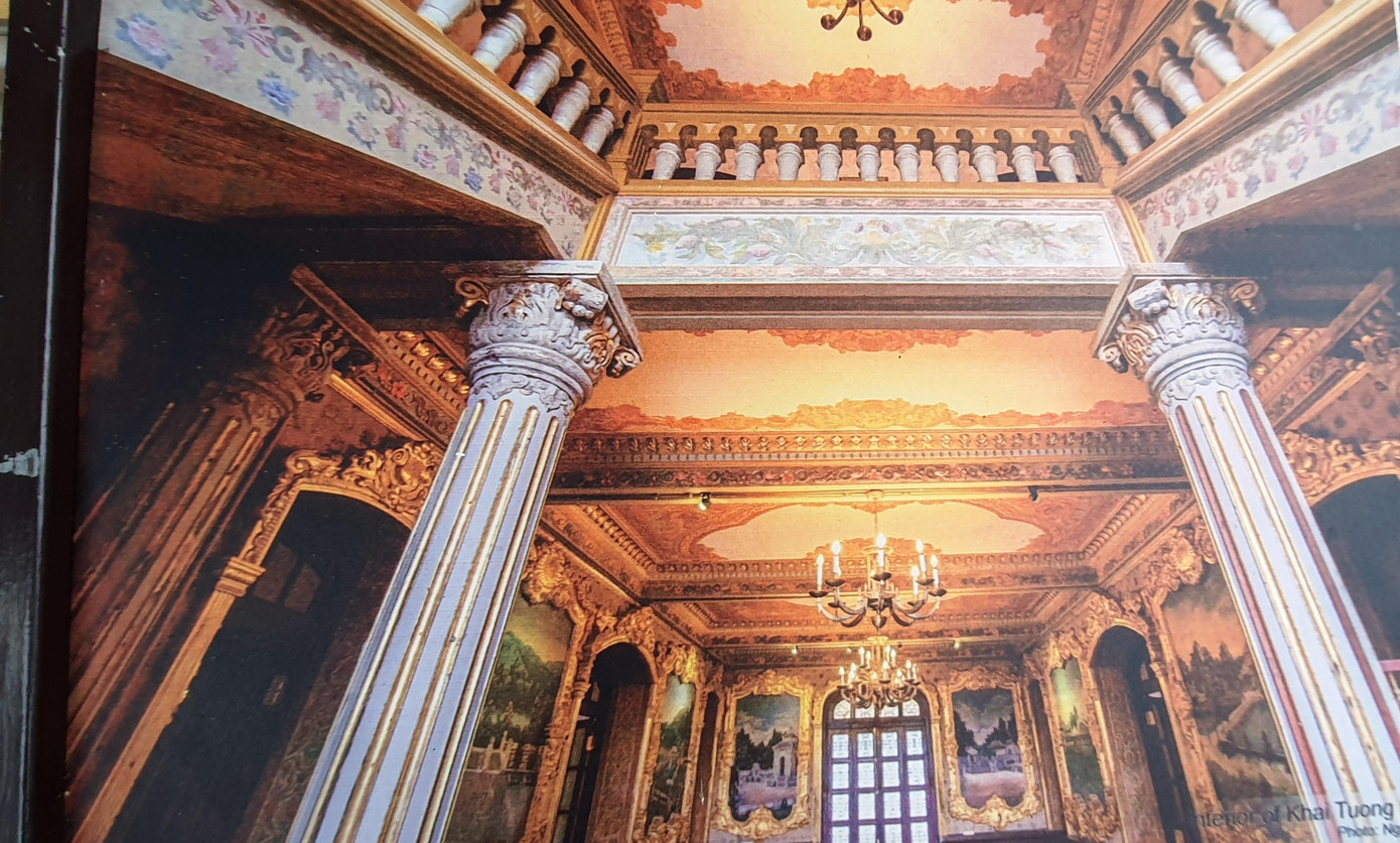 Đi sâu vào tham quan nội thất cung điện, du khách có cảm giác như đi vào một tòa lâu đài của giới quý tộc châu Âu, bởi sự đa dạng của những phòng ốc, cầu thang. Những họa tiết bên trong cung điện hầu như xa lạ với cách trang trí truyền thống của nhà Nguyễn. Lá nho trang trí thay thế rồng phượng, hoa hồng thay thế hoa cúc, hoa sen. Ảnh: TTBTDTCĐ Huế