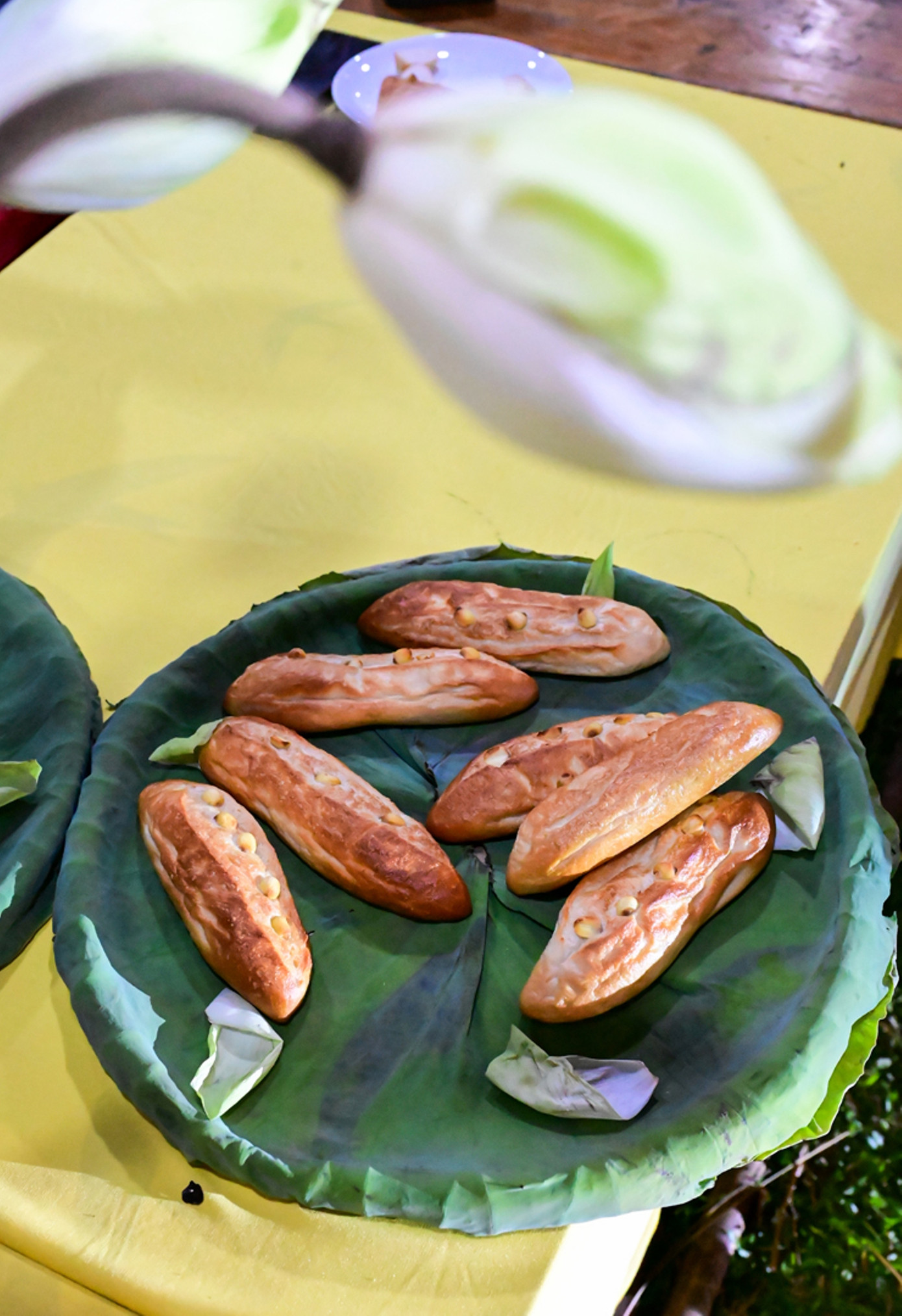 Độc lạ bánh mì hạt sen xếp trên mâm phủ lá sen. Ảnh: H.H.