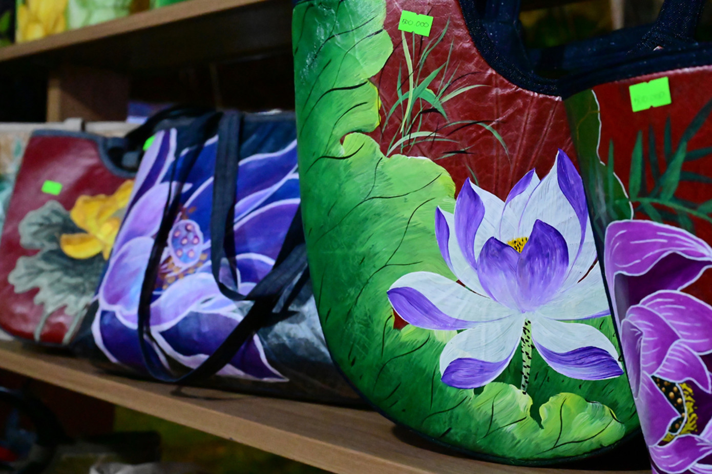 Hàng lưu niệm Huế với những họa tiết trang trí hình sen nền nã. Ảnh: H.H