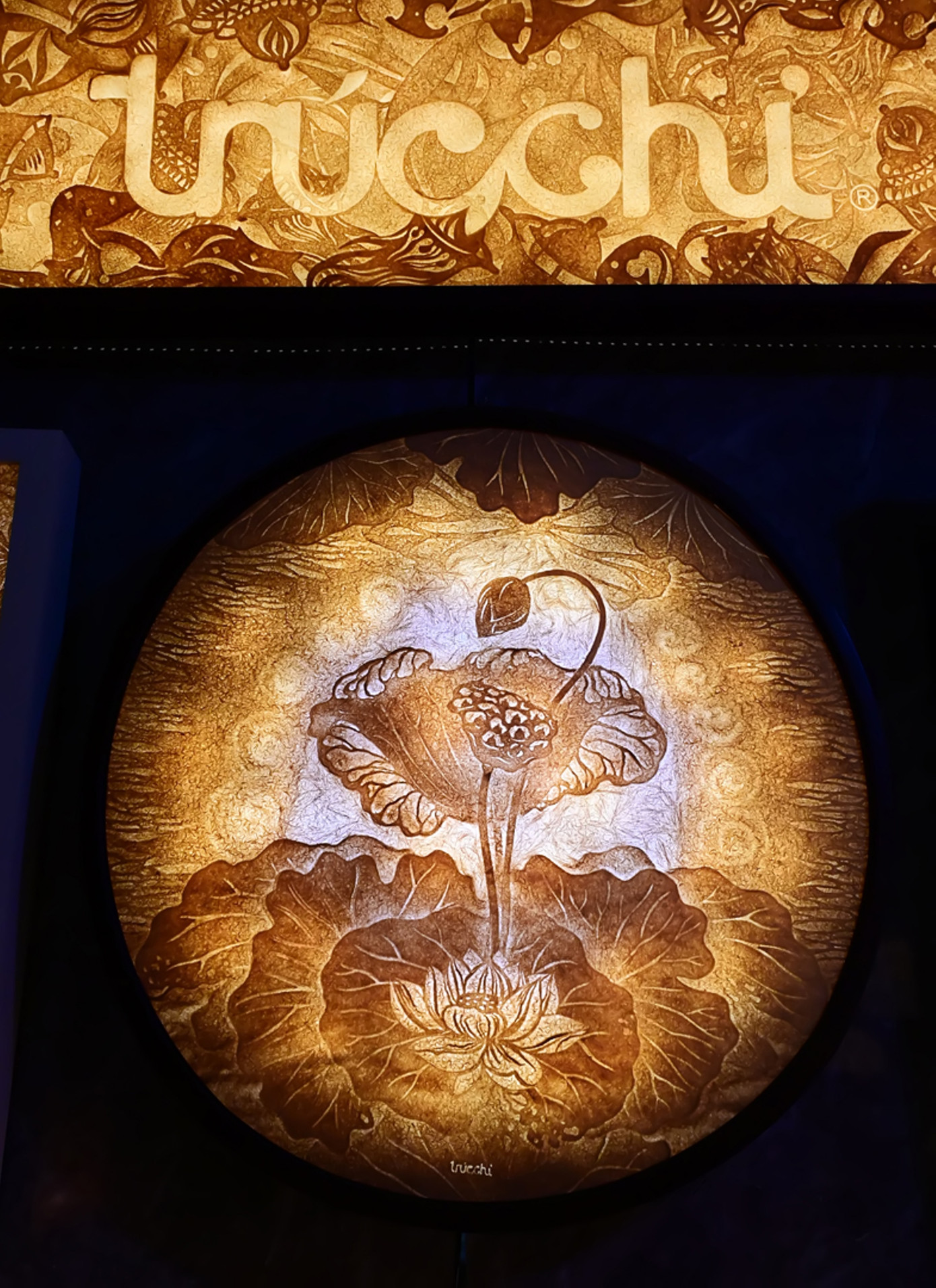 Nghệ thuật Trúc chỉ độc đáo xứ Huế với hình trang trí hoa sen.