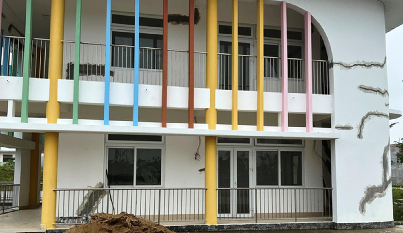 Trường mầm non Hương Sơ sụt lún bất thường, chằng chịt vá víu. Ảnh: Q.N Trường mầm non Hương Sơ sụt lún bất thường, chằng chịt vá víu. Ảnh: Q.N