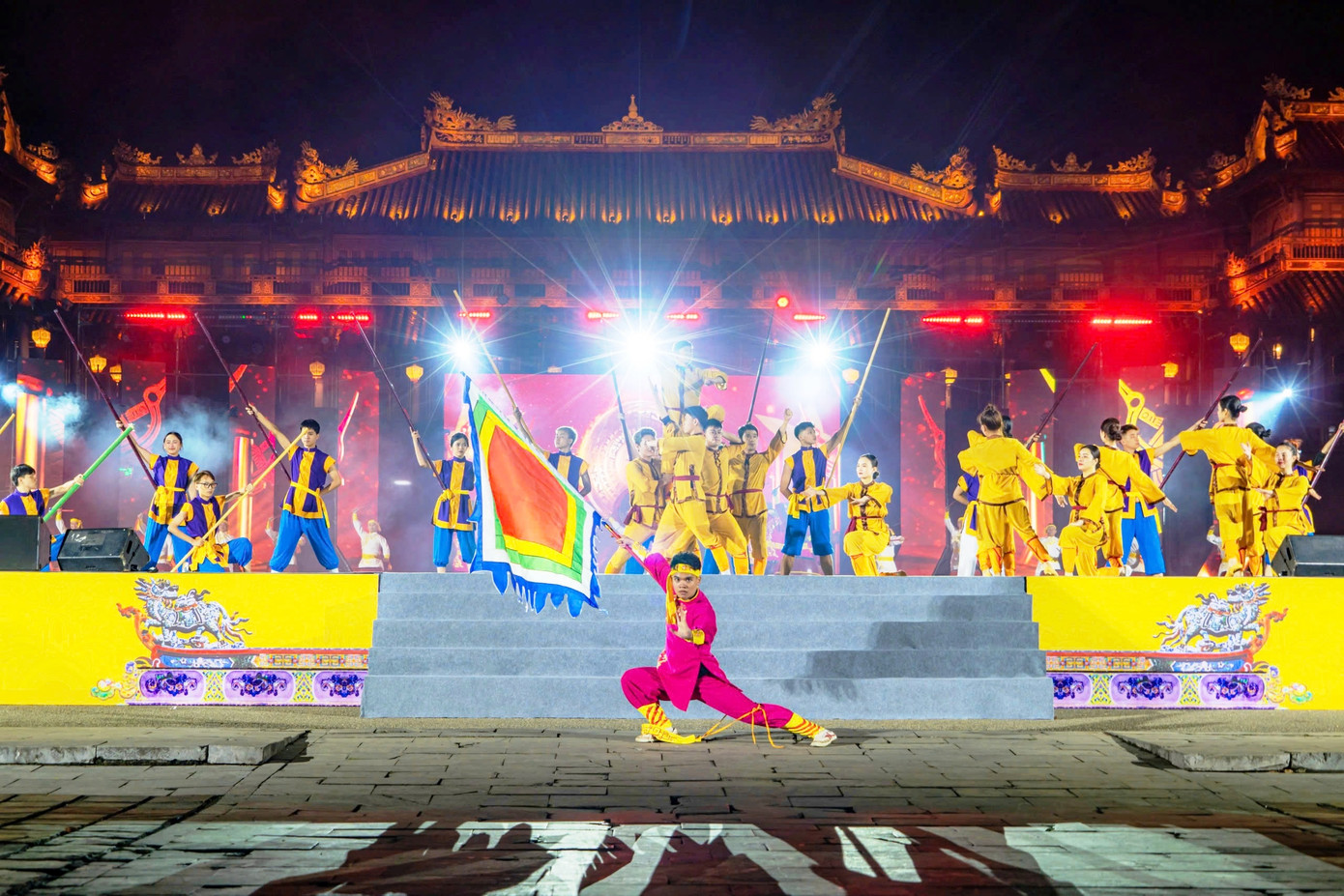 Vào tối 21/3 tại Ngọ Môn - Đại nội Huế (quận Phú Xuân, Huế) đã diễn ra khai mạc Tinh hoa Võ Việt lần thứ I, với sự dàn dựng sân khấu hóa hoành tráng theo phong cách sử thi. Vào tối 21/3 tại Ngọ Môn - Đại nội Huế (quận Phú Xuân, Huế) đã diễn ra khai mạc Tinh hoa Võ Việt lần thứ I, với sự dàn dựng sân khấu hóa hoành tráng theo phong cách sử thi.