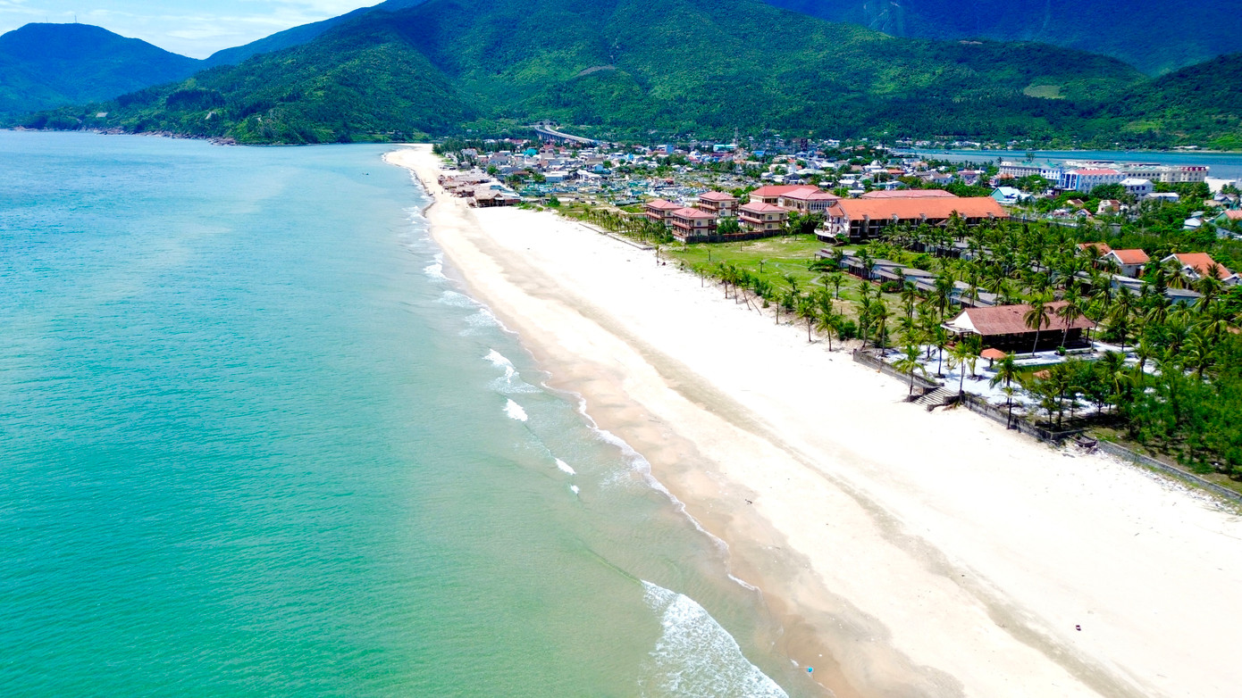 Nhiều km bờ biển tại vịnh Lăng Cô sạch tinh tươm. Nhiều km bờ biển tại vịnh Lăng Cô sạch tinh tươm.