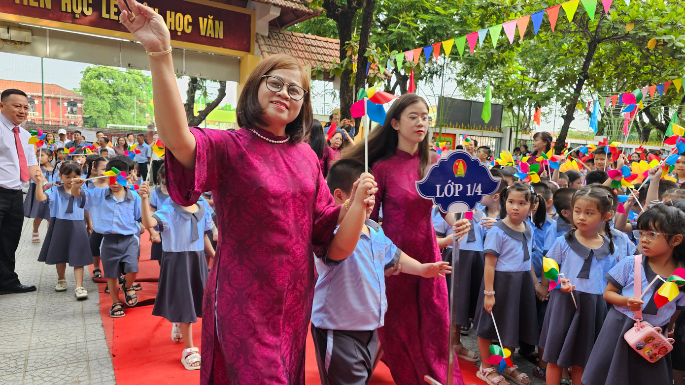 Đón học sinh vào lớp tại Trường tiểu học Vĩnh Ninh, TP. Huế. Đón học sinh vào lớp tại Trường tiểu học Vĩnh Ninh, TP. Huế.