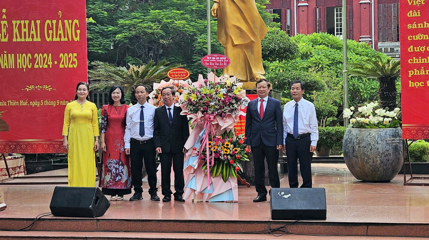 Ông Lê Trường Lưu (thứ hai từ phải sang) - Ủy viên Trung ương Đảng, Bí thư Tỉnh ủy Thừa Thiên Huế, dự khai giảng tại Trường THPT Chuyên Quốc học Huế. Ông Lê Trường Lưu (thứ hai từ phải sang) - Ủy viên Trung ương Đảng, Bí thư Tỉnh ủy Thừa Thiên Huế, dự khai giảng tại Trường THPT Chuyên Quốc học Huế.