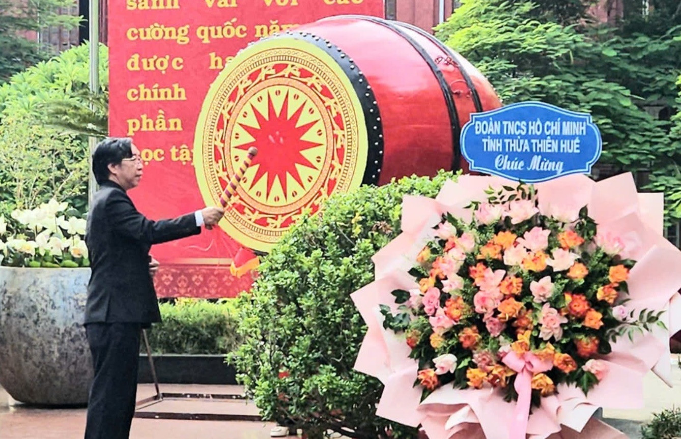 Hiệu trưởng Trường THPT Chuyên Quốc học Huế đánh trống khai giảng năm học mới. Hiệu trưởng Trường THPT Chuyên Quốc học Huế đánh trống khai giảng năm học mới.