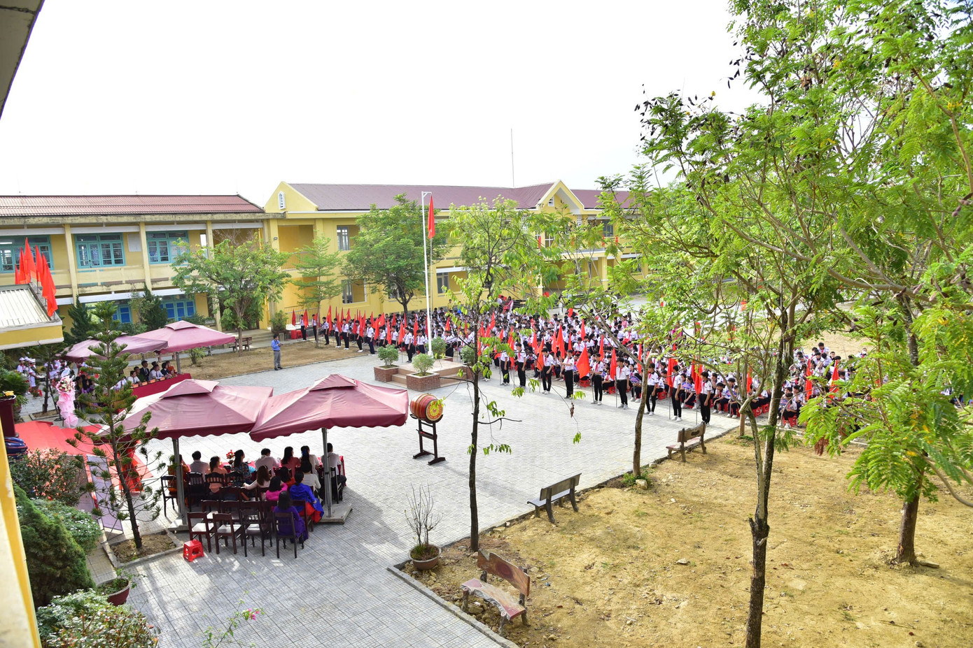 Lễ khai giảng diễn ra trong thời tiết dịu mát. Lễ khai giảng diễn ra trong thời tiết dịu mát.