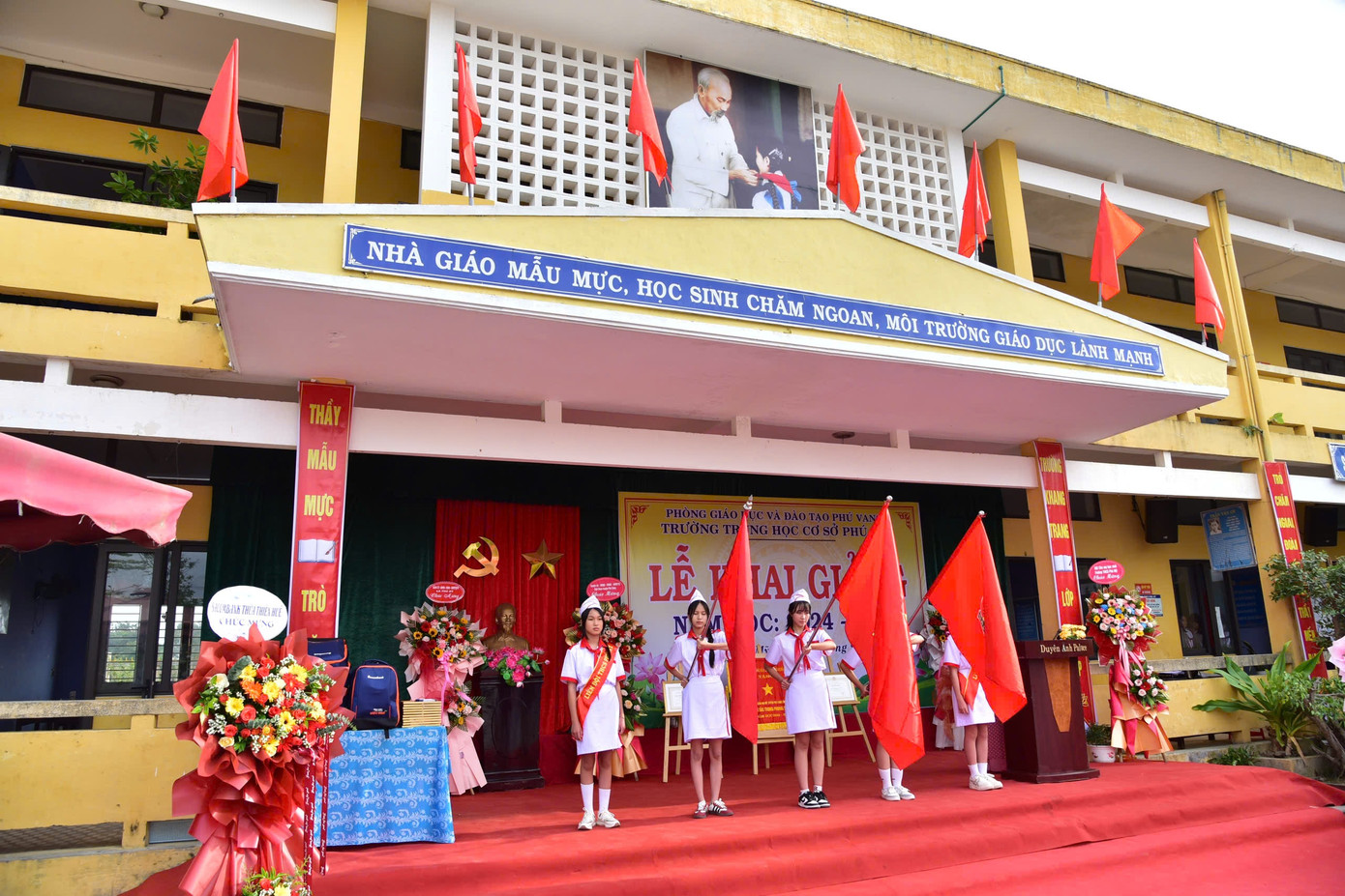 Cơ sở vật chất trường lớp tại Thừa Thiên Huế tiếp tục được đầu tư nâng cấp, xây mới. Cơ sở vật chất trường lớp tại Thừa Thiên Huế tiếp tục được đầu tư nâng cấp, xây mới.