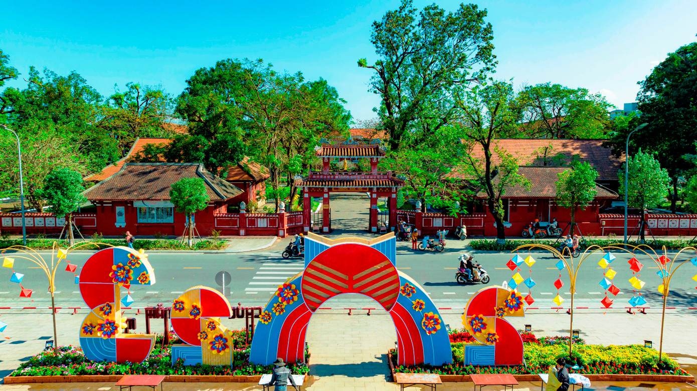 Cụm trang trí hình tượng mèo cách điệu lấy cảm hứng từ mèo máy Doreamon thiết trí phía trước cổng trường Quốc học Huế. Ảnh: Đình Hoàng