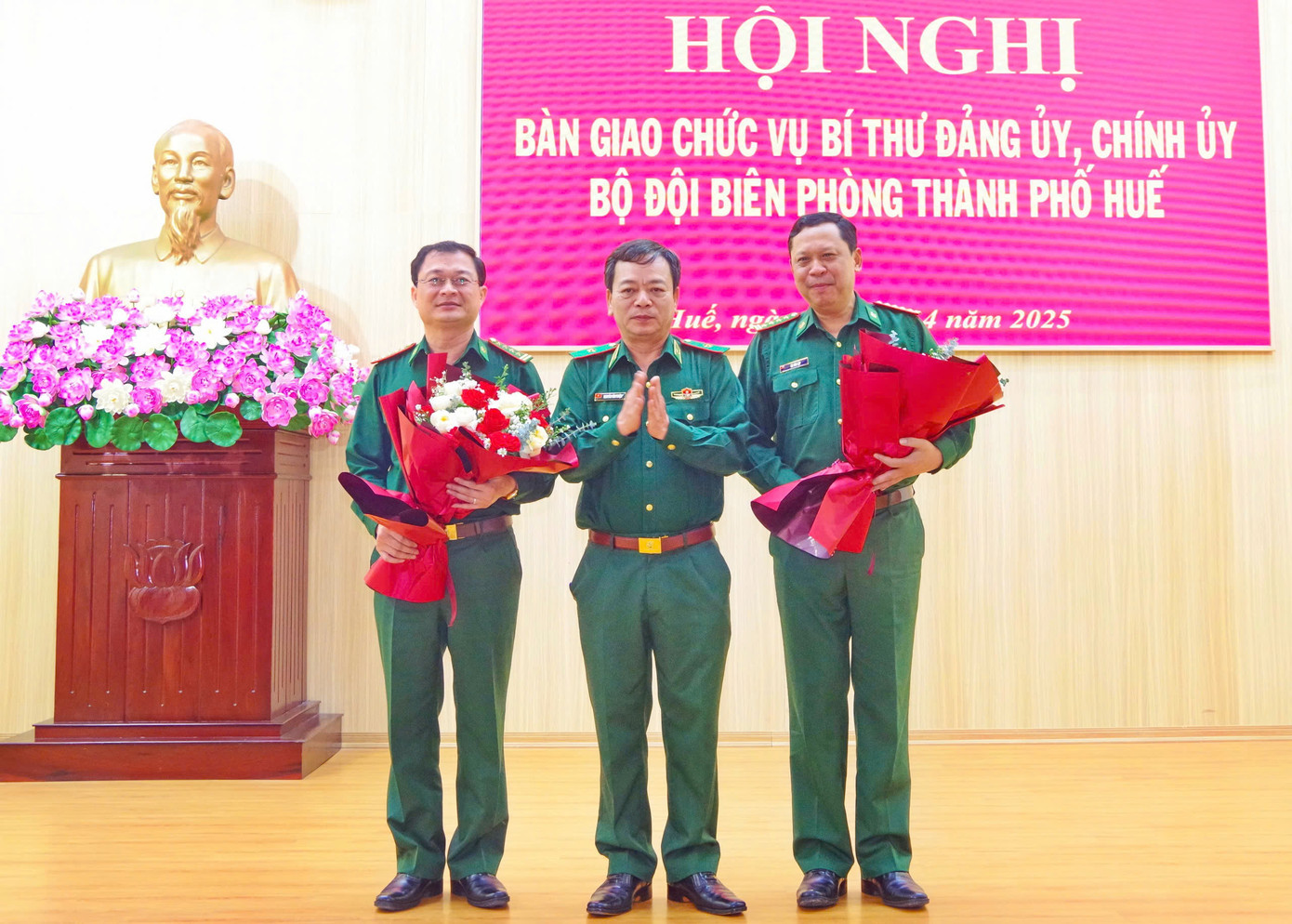 Thiếu tướng Nguyễn Văn Thiện tặng hoa chúc mừng Đại tá Cà Văn Lập và Đại tá Phạm Tùng Lâm.