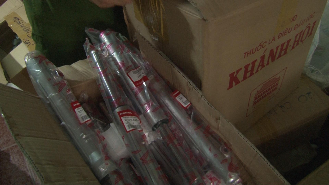 Chủ cơ sở Nguyễn Đức Thạnh mua nguyên liệu và bao bì từ các tỉnh, thành phía Bắc, sau đó đưa về Huế gia công, sản xuất và đóng gói, gắn mác giả mạo các thương hiệu xe Honda, Yamaha để dễ bề tiêu thụ