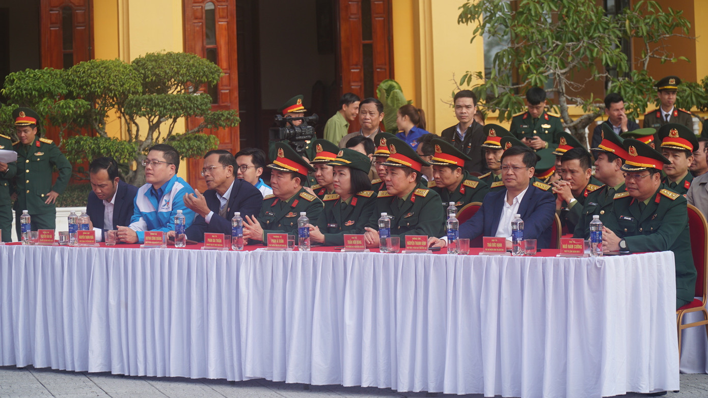 Chương trình với nhiều hoạt động thiết thực, ý nghĩa, thu hút nhiều người dân đồng bào dân tộc thiểu số tại A Lưới tham gia. Chương trình với nhiều hoạt động thiết thực, ý nghĩa, thu hút nhiều người dân đồng bào dân tộc thiểu số tại A Lưới tham gia.