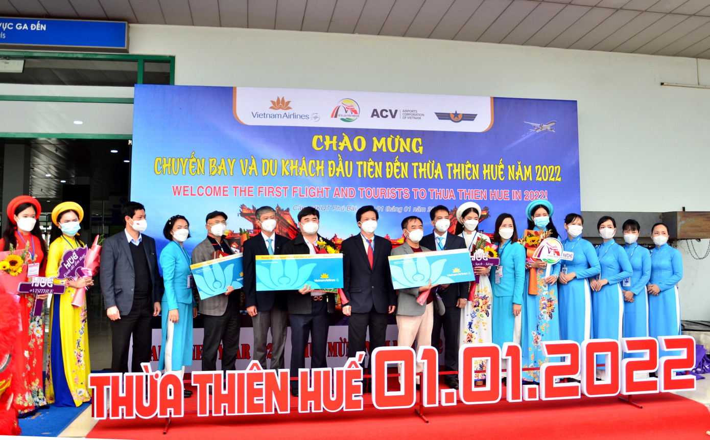 Du khách chụp hình lưu niệm, nhận hoa, quà mừng năm mới 2022 từ lãnh đạo Sở Du lịch TT-Huế Du khách chụp hình lưu niệm, nhận hoa, quà mừng năm mới 2022 từ lãnh đạo Sở Du lịch TT-Huế