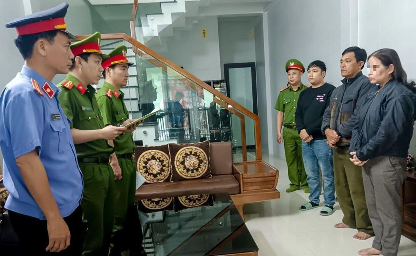 Đọc lệnh khởi tố 1 trong 4 đối tượng về hành vi "Mua bán trái phép hóa đơn, chứng từ thu nộp ngân sách nhà nước". Ảnh: VKS