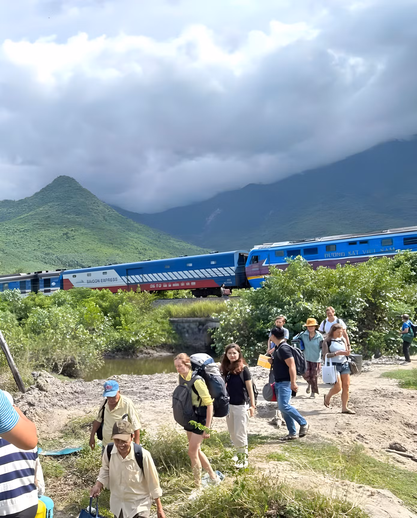 Hành khách rời tàu sau một sự cố toa xe lửa bị trật bánh khi lưu thông qua địa bàn thị trấn Lăng Cô, TT-Huế.