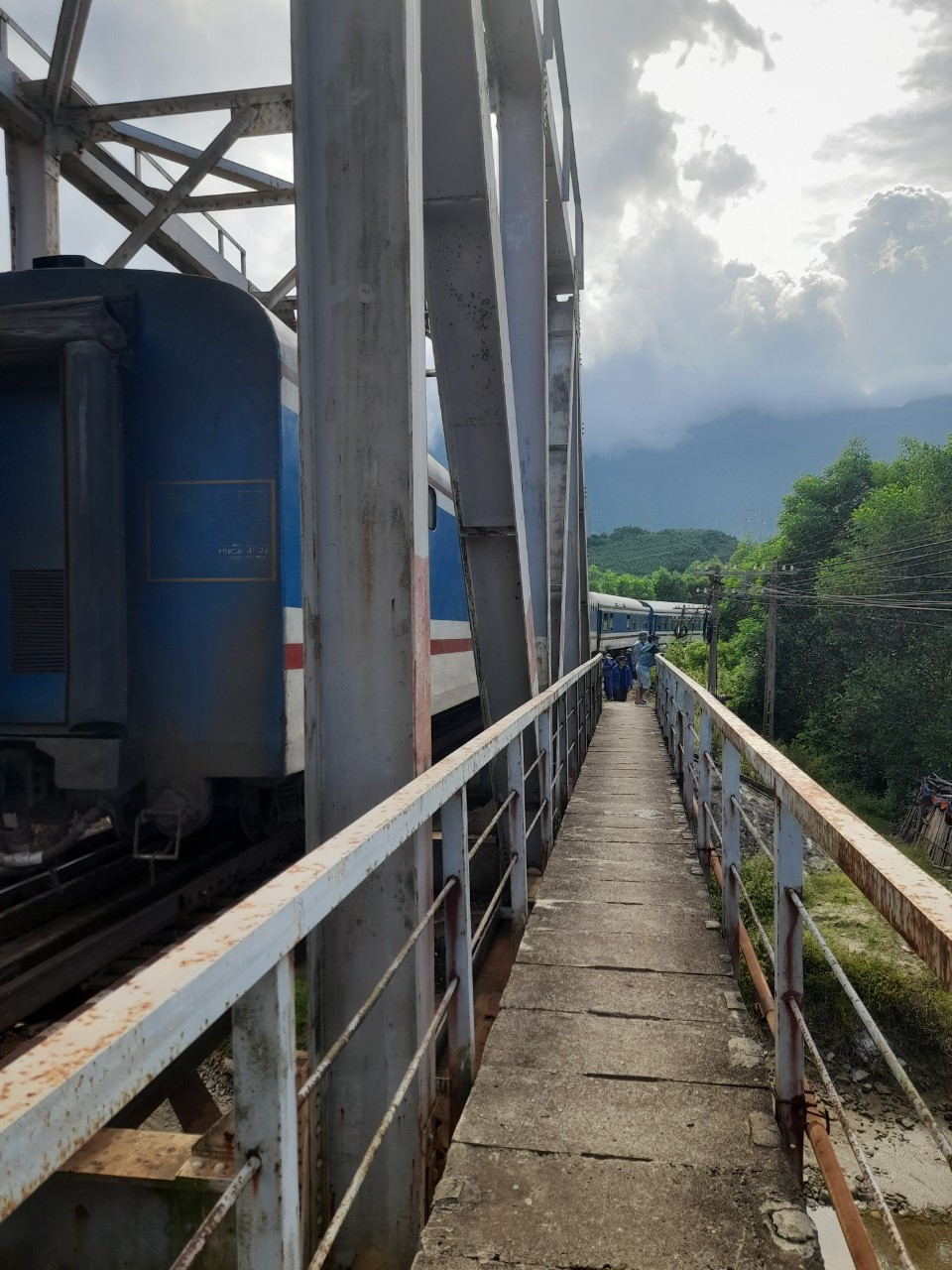 Khu vực đoàn tàu chở khách SE6 gặp sự cố trật bánh.