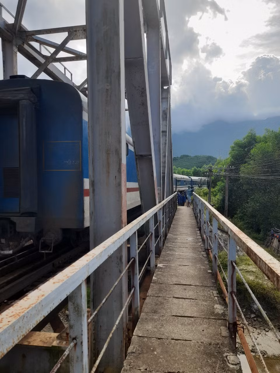 Địa bàn thị trấn Lăng Cô là nơi liên tiếp xảy ra nhiều sự cố tàu hỏa bị trật bánh chỉ trong vòng 2 tháng trở lại đây.