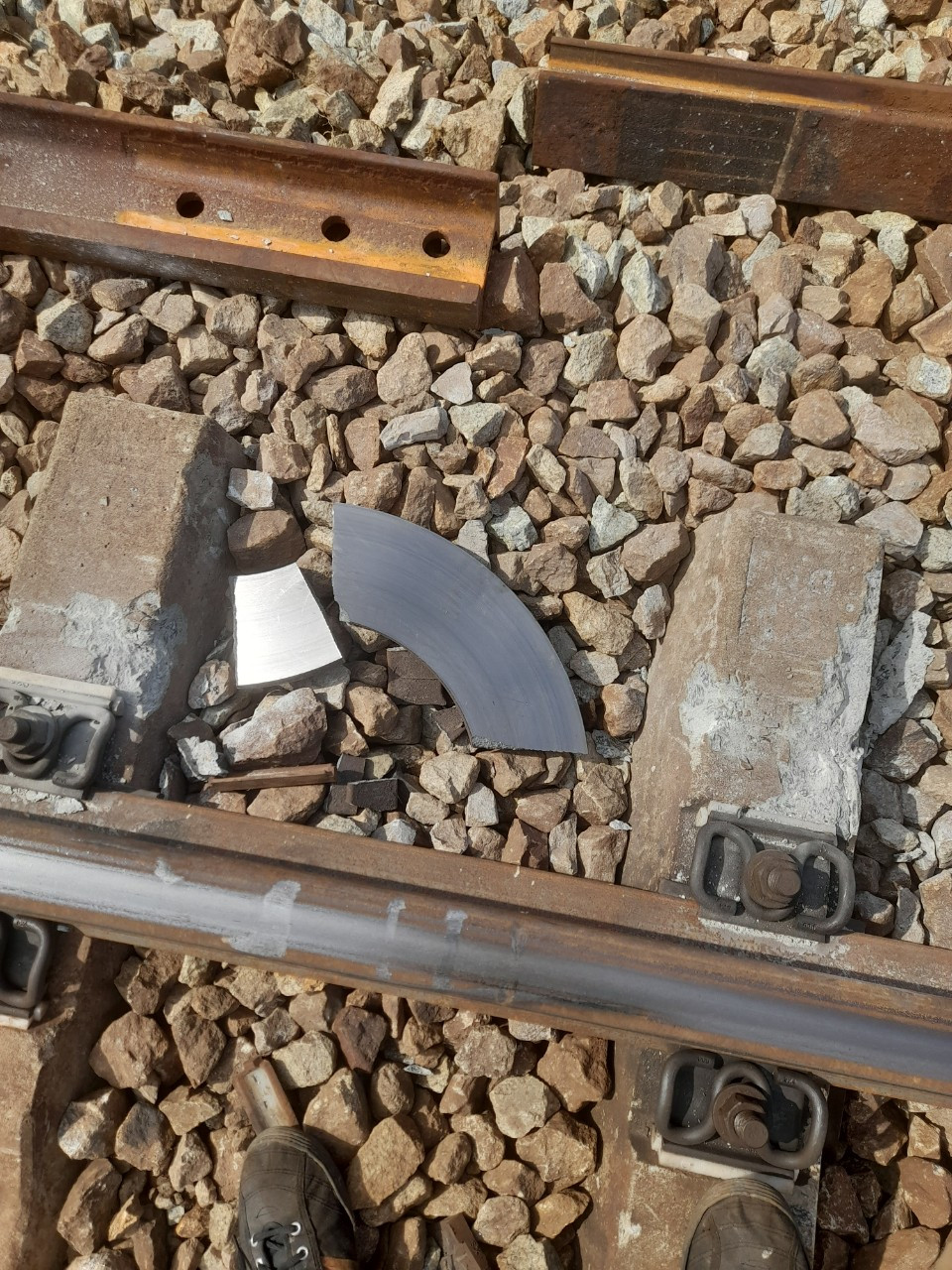 Má hãm của toa xe mang số hiệu An 11449 bị gãy vỡ, rơi xuống lòng đường ray.