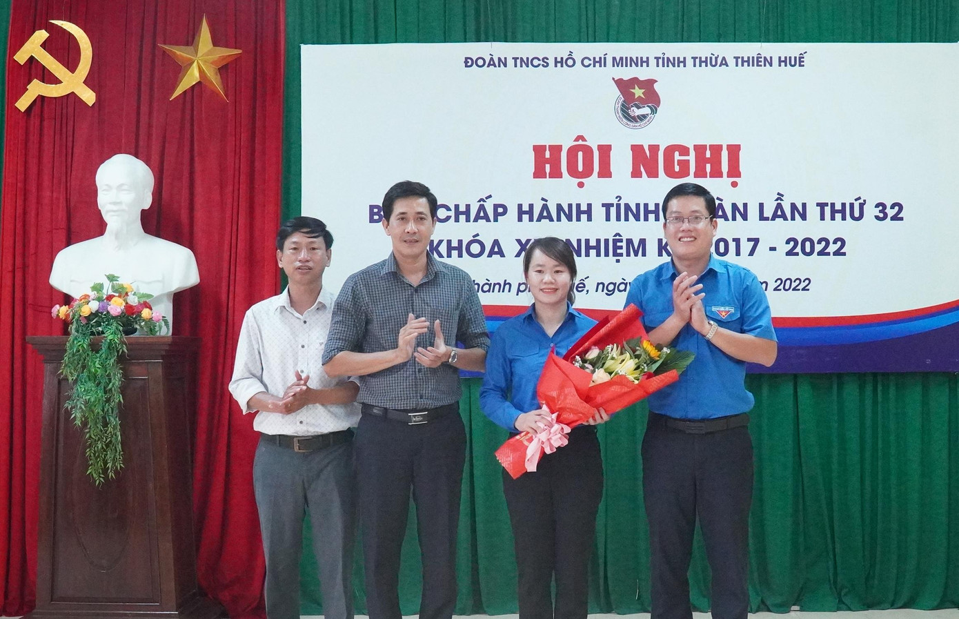 Chị Hoàng Thị Thùy Linh (thứ hai từ phải sang) - Trưởng Ban Tổ chức-Kiểm tra Tỉnh Đoàn, được bầu giữ chức Phó Bí thư Tỉnh Đoàn TT-Huế. Ảnh: Ngọc Văn