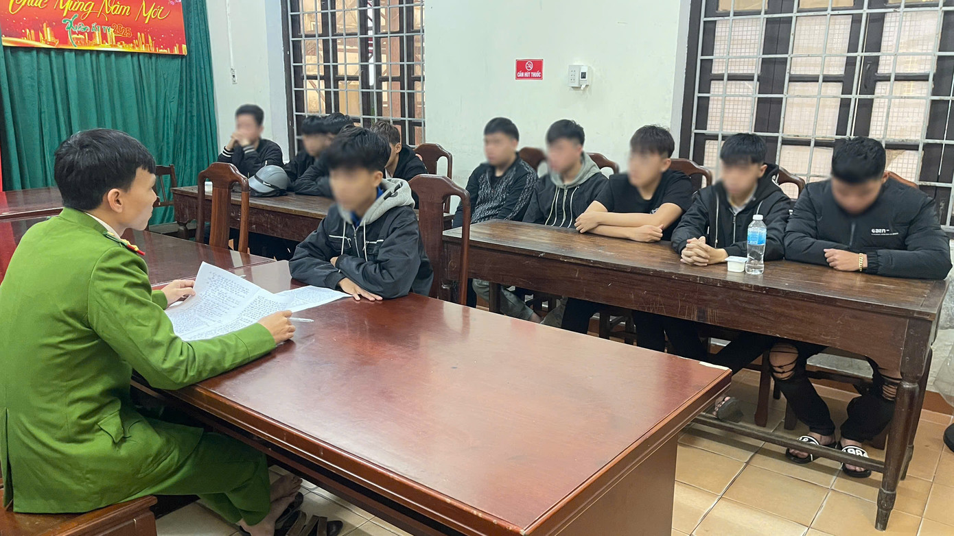 Nhóm đối tượng bị công an tạm giữ, điều tra về hành vi cố ý gây thương tích.