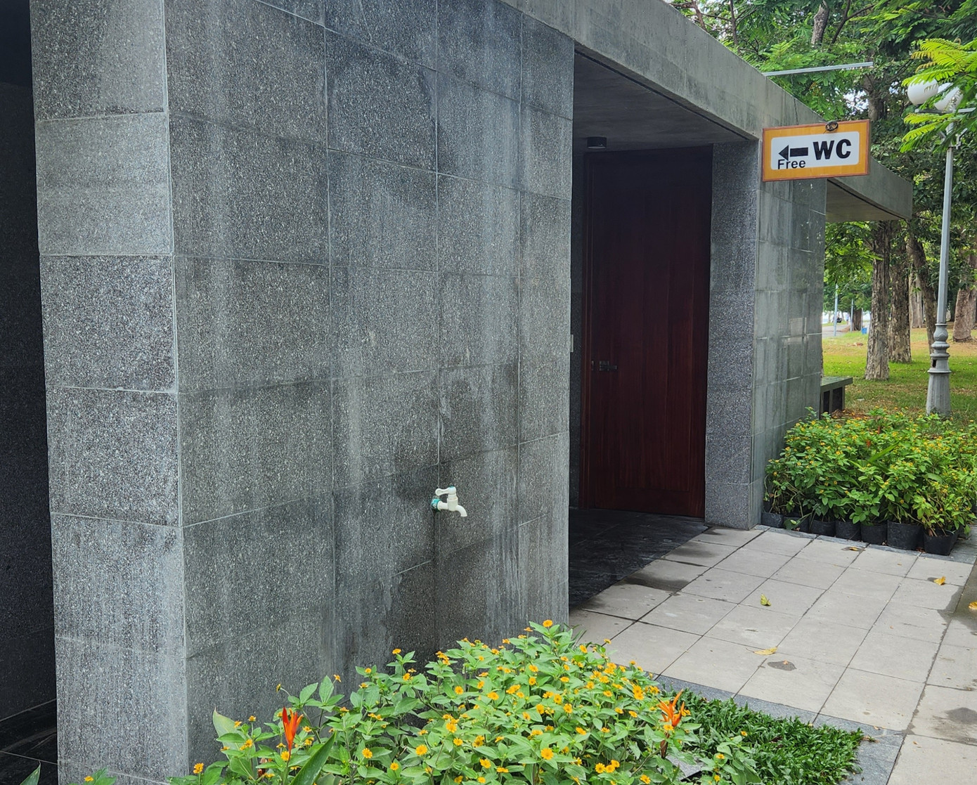 Nhà vệ sinh phục vụ miễn phí người dân và du khách.