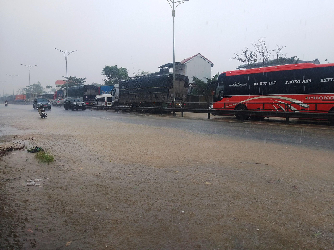 Chính quyền địa phương khuyến cáo người dân không ra khỏi nhà khi có mưa lũ, có biện pháp bảo vệ trẻ em phòng tránh đuối nước. Ảnh VT