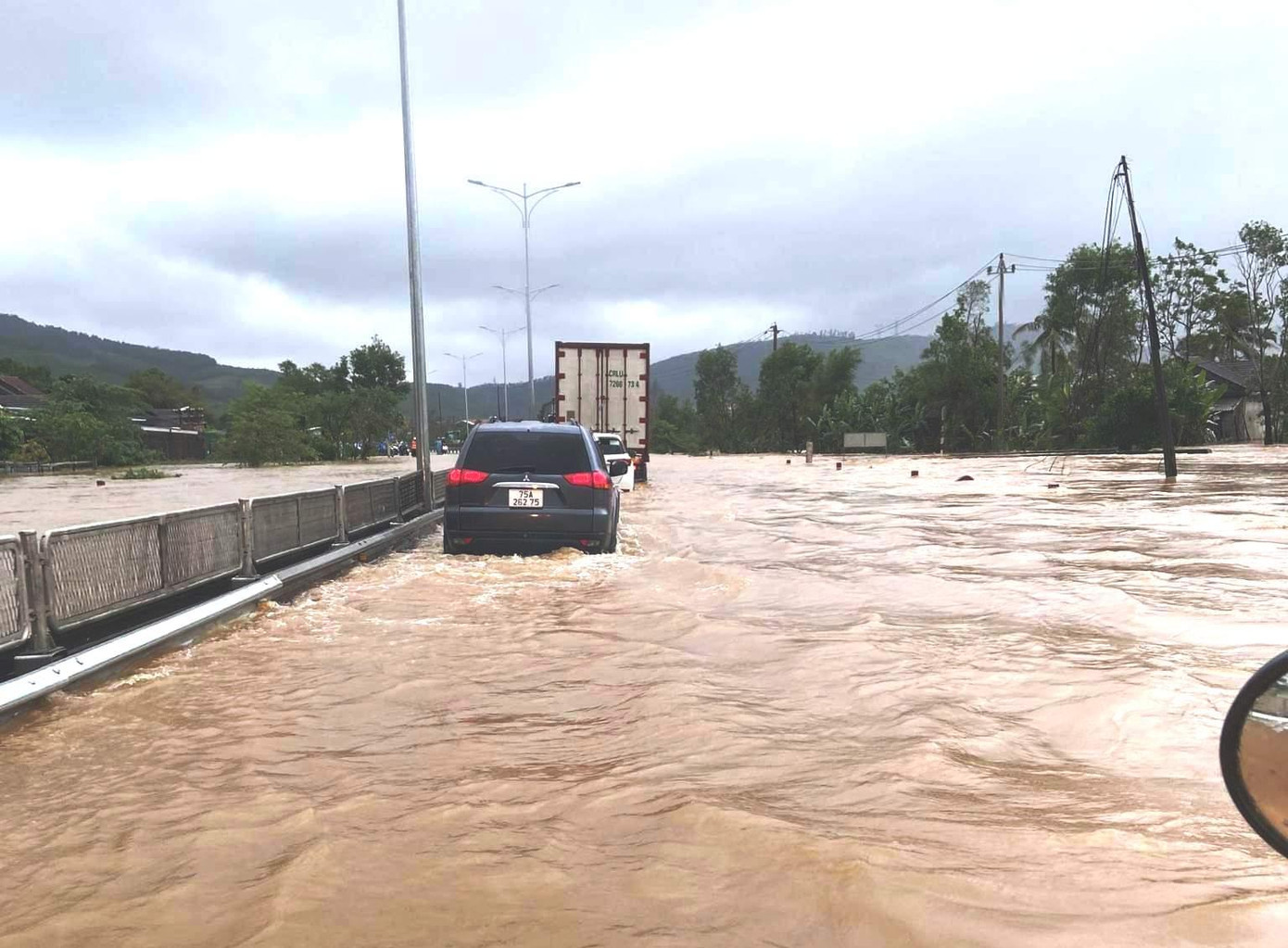 Quốc lộ 1 đoạn qua phía nam huyện Phú Lộc (TT-Huế) bị ngập, giao thông ách tắc nhiều giờ.