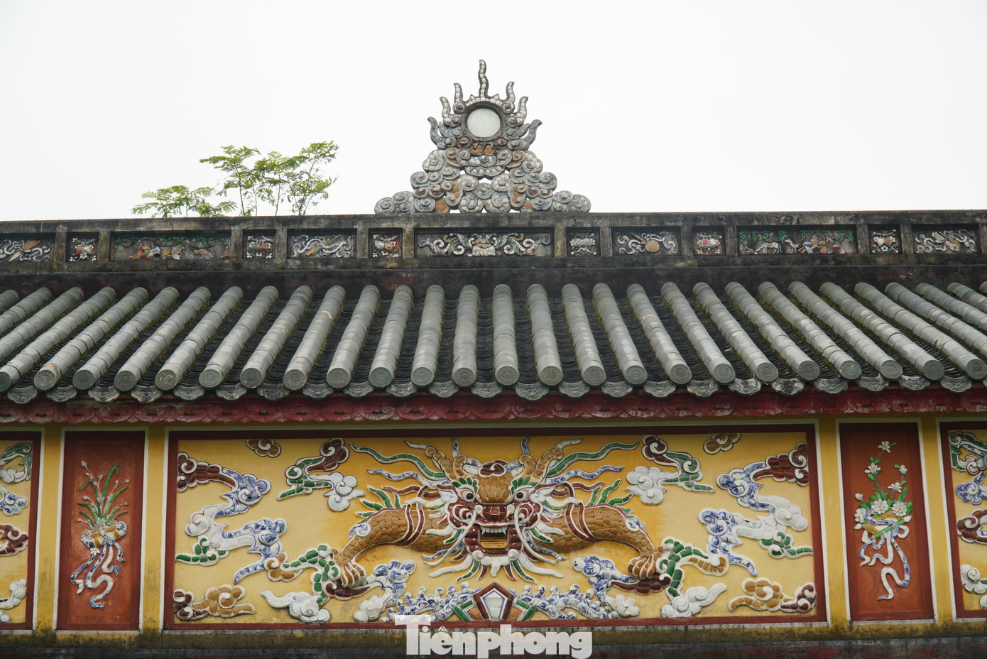Đầu rồng đầy uy vũ đắp nổi trên các ô trang trí thuộc một khu trường lang gần nhà Hữu Vu.