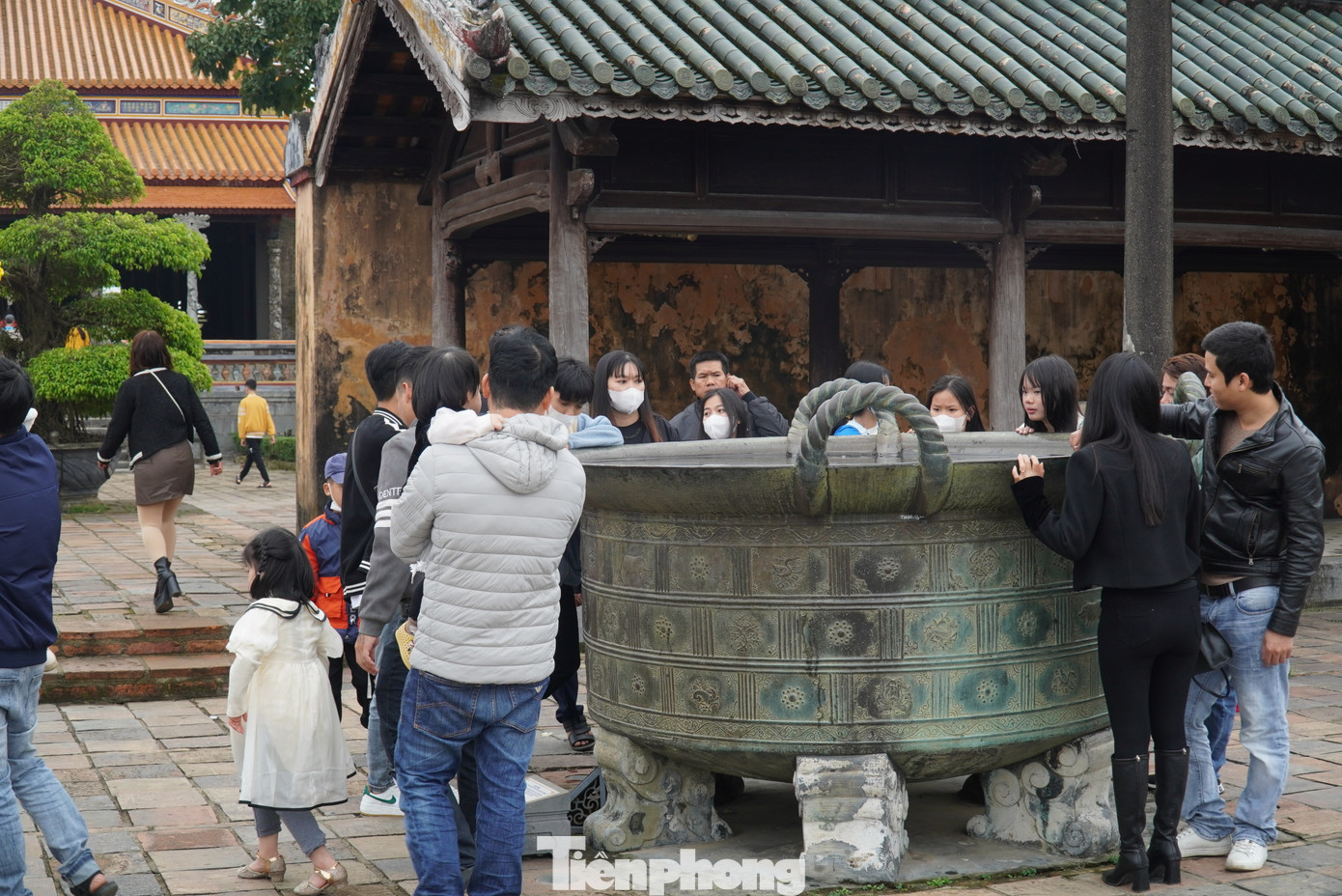 Giới trẻ bị thu hút bởi chiếc vạc đồng trưng bày tại sân nhà Tả Vu, Hữu Vu phía sau điện Thái Hòa.