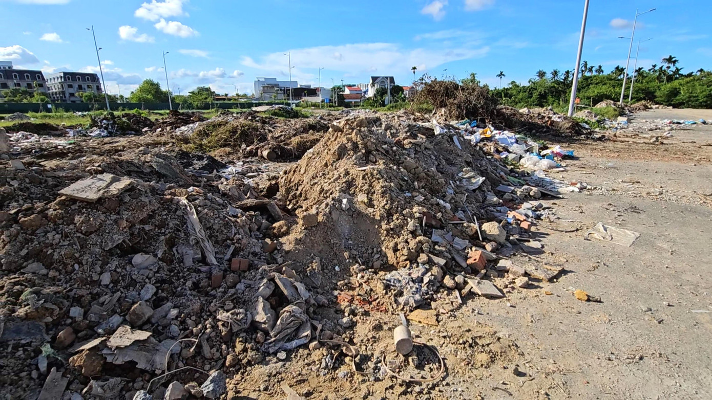 Trao đổi với PV vào chiều 17/10, một lãnh đạo UBND phường An Đông ghi nhận có tình trạng đổ rác thải tràn lan tại khu vực công trường dự án Green City. Vị này cho biết, chính quyền phường sẽ lập tổ chuyên trách để ngăn chặn, xử lý triệt để tình trạng đổ rác thải bừa bãi ngay giữa trung tâm thành phố này.