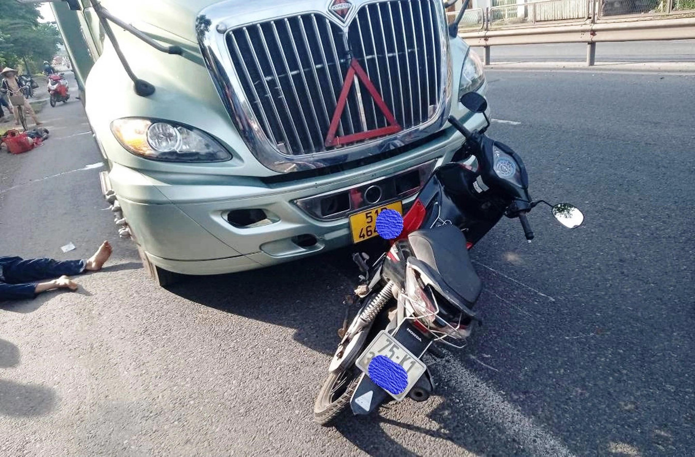 Hiện trường vụ tai nạn giao thông làm 2 người thương vong trên Quốc lộ 1 đoạn qua xã Lộc Trì, huyện Phú Lộc, tỉnh TT-Huế Hiện trường vụ tai nạn giao thông làm 2 người thương vong trên Quốc lộ 1 đoạn qua xã Lộc Trì, huyện Phú Lộc, tỉnh TT-Huế