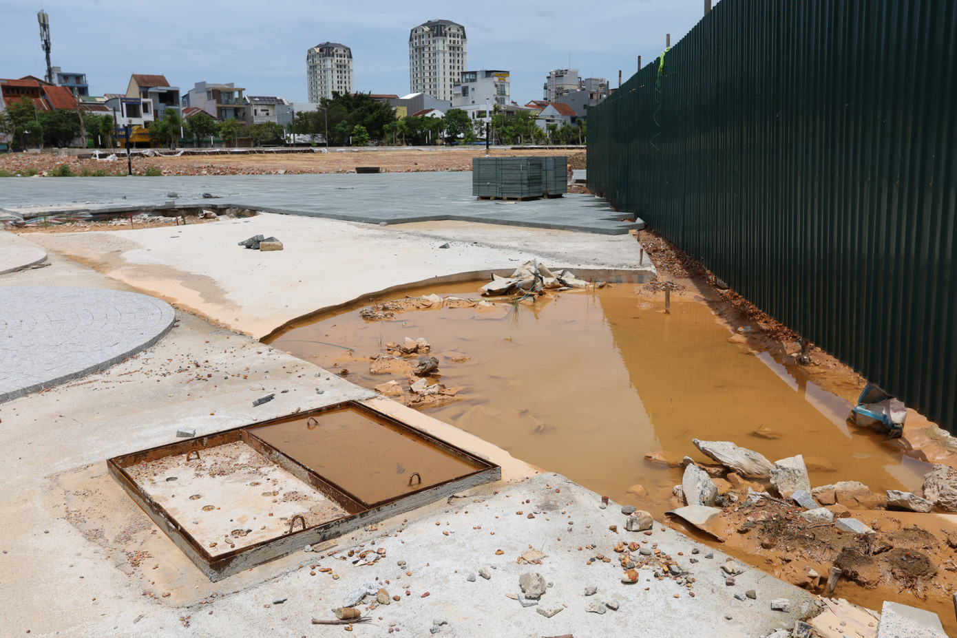 “Chúng tôi cam kết tập trung chỉ đạo các đơn vị thi công đẩy nhanh tiến độ, phấn đấu hoàn thành công trình đúng mốc thời gian mới, trước dịp lễ Quốc khánh 2/9 tới”, một lãnh đạo Ban Quản lý dự án cho biết. “Chúng tôi cam kết tập trung chỉ đạo các đơn vị thi công đẩy nhanh tiến độ, phấn đấu hoàn thành công trình đúng mốc thời gian mới, trước dịp lễ Quốc khánh 2/9 tới”, một lãnh đạo Ban Quản lý dự án cho biết.