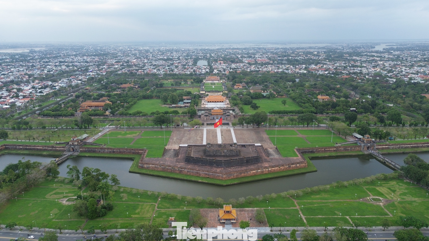 Huế có vai trò kết nối 3 miền Bắc - Trung - Nam; là nơi có bề dày về lịch sử, văn hóa được hình thành và phát triển qua dòng chảy gần 720 năm của vùng đất Thuận Hóa - Phú Xuân - Huế, chứa đựng tinh hoa, giá trị biểu trưng trí tuệ và văn minh của dân tộc Việt Nam. Nơi đây từng là kinh đô của triều đại Tây Sơn (1788-1801) và cũng là nơi đóng đô của triều Nguyễn trong suốt 143 năm (1802-1945). Huế có vai trò kết nối 3 miền Bắc - Trung - Nam; là nơi có bề dày về lịch sử, văn hóa được hình thành và phát triển qua dòng chảy gần 720 năm của vùng đất Thuận Hóa - Phú Xuân - Huế, chứa đựng tinh hoa, giá trị biểu trưng trí tuệ và văn minh của dân tộc Việt Nam. Nơi đây từng là kinh đô của triều đại Tây Sơn (1788-1801) và cũng là nơi đóng đô của triều Nguyễn trong suốt 143 năm (1802-1945).