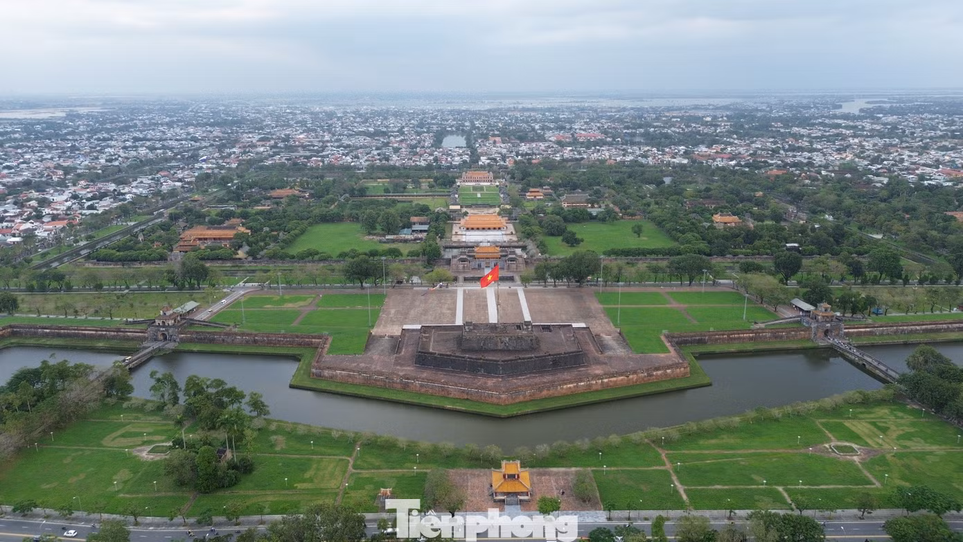 Huế có vai trò kết nối 3 miền Bắc - Trung - Nam; là nơi có bề dày về lịch sử, văn hóa được hình thành và phát triển qua dòng chảy gần 720 năm của vùng đất Thuận Hóa - Phú Xuân - Huế, chứa đựng tinh hoa, giá trị biểu trưng trí tuệ và văn minh của dân tộc Việt Nam. Nơi đây từng là kinh đô của triều đại Tây Sơn (1788-1801) và cũng là nơi đóng đô của triều Nguyễn trong suốt 143 năm (1802-1945).