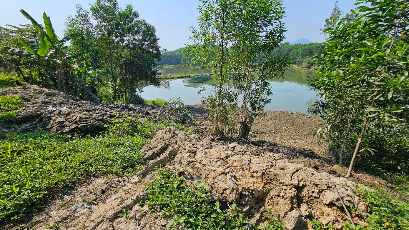 Tuy nhiên, khu vực đổ bùn thải tại xã Thủy Bằng khiến người dân bất an.