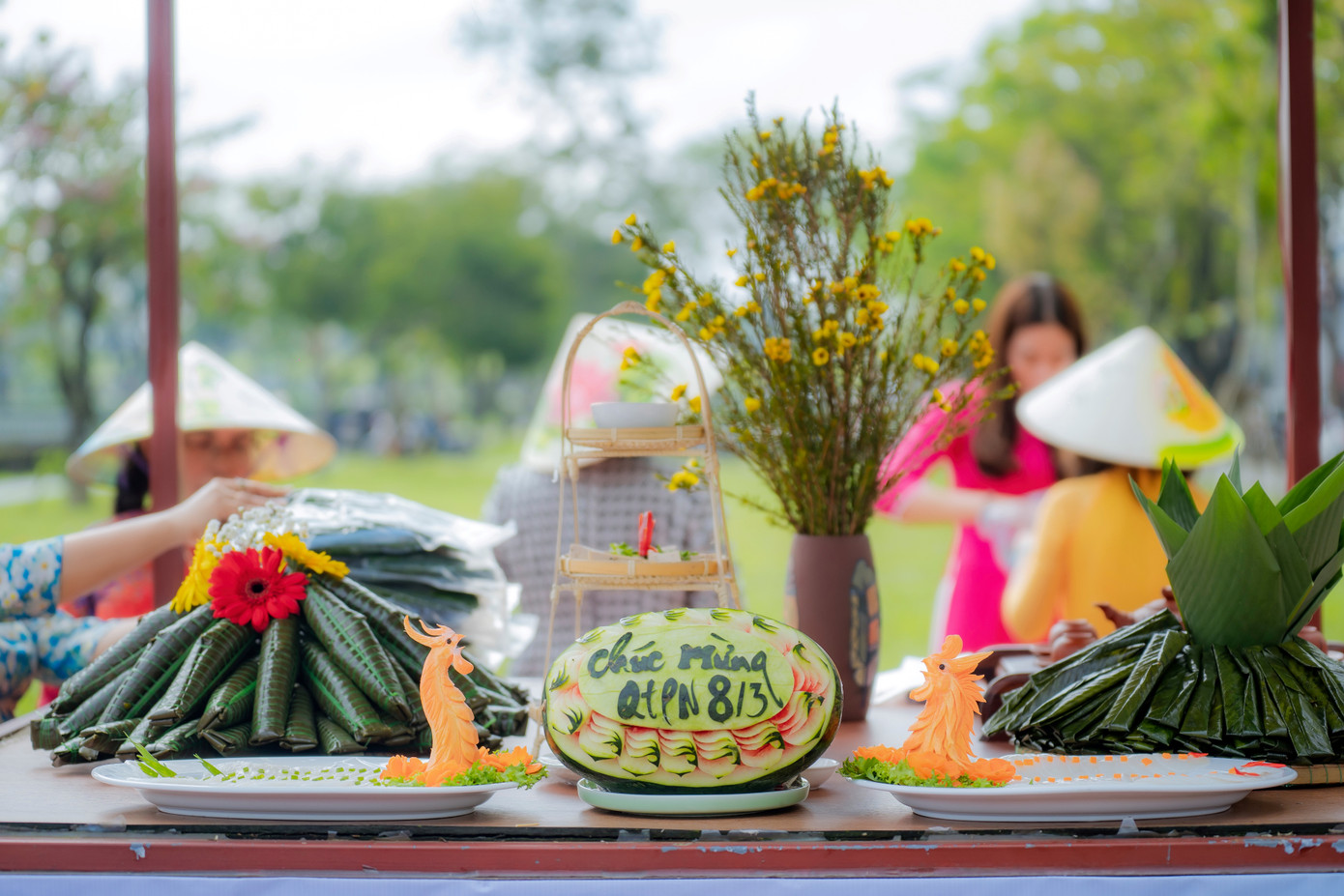 Ngày hội còn là dịp tái khẳng định Huế là kinh đô ẩm thực và áo dài của Việt Nam - nơi vẫn lưu giữ các giá trị đặc trưng của áo dài và ẩm thực Việt Nam và cũng là nguồn cảm hứng trong sáng tạo, nâng cao giá trị của áo dài và ẩm thực truyền thống. Ảnh: Đình Hoàng