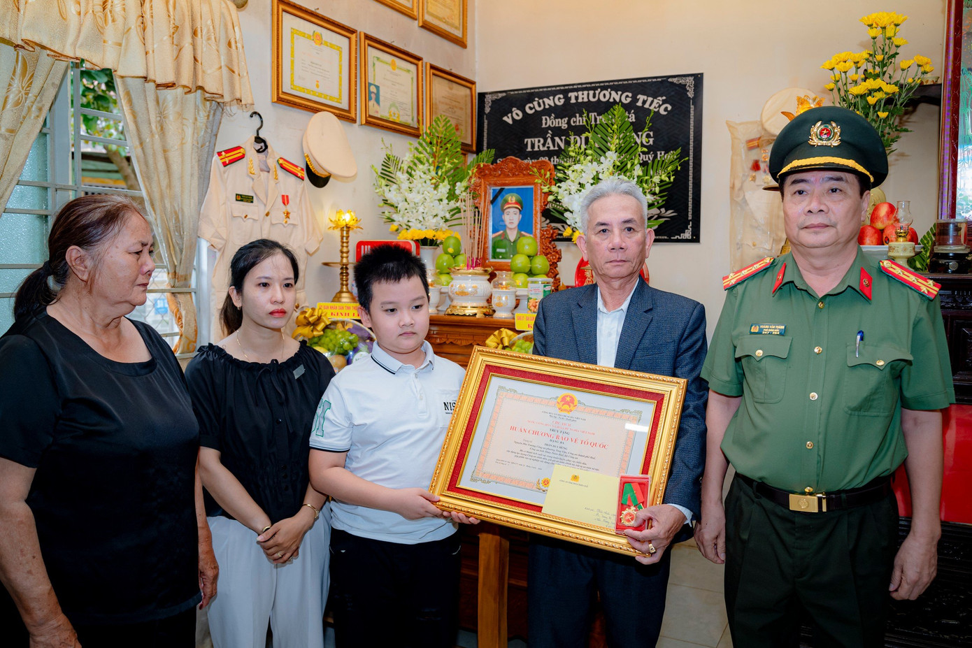 Truy tặng Huân chương Bảo vệ Tổ quốc hạng Ba của Chủ tịch nước cho nguyên Phó Trưởng công an phường Thủy Vân (TP. Huế).