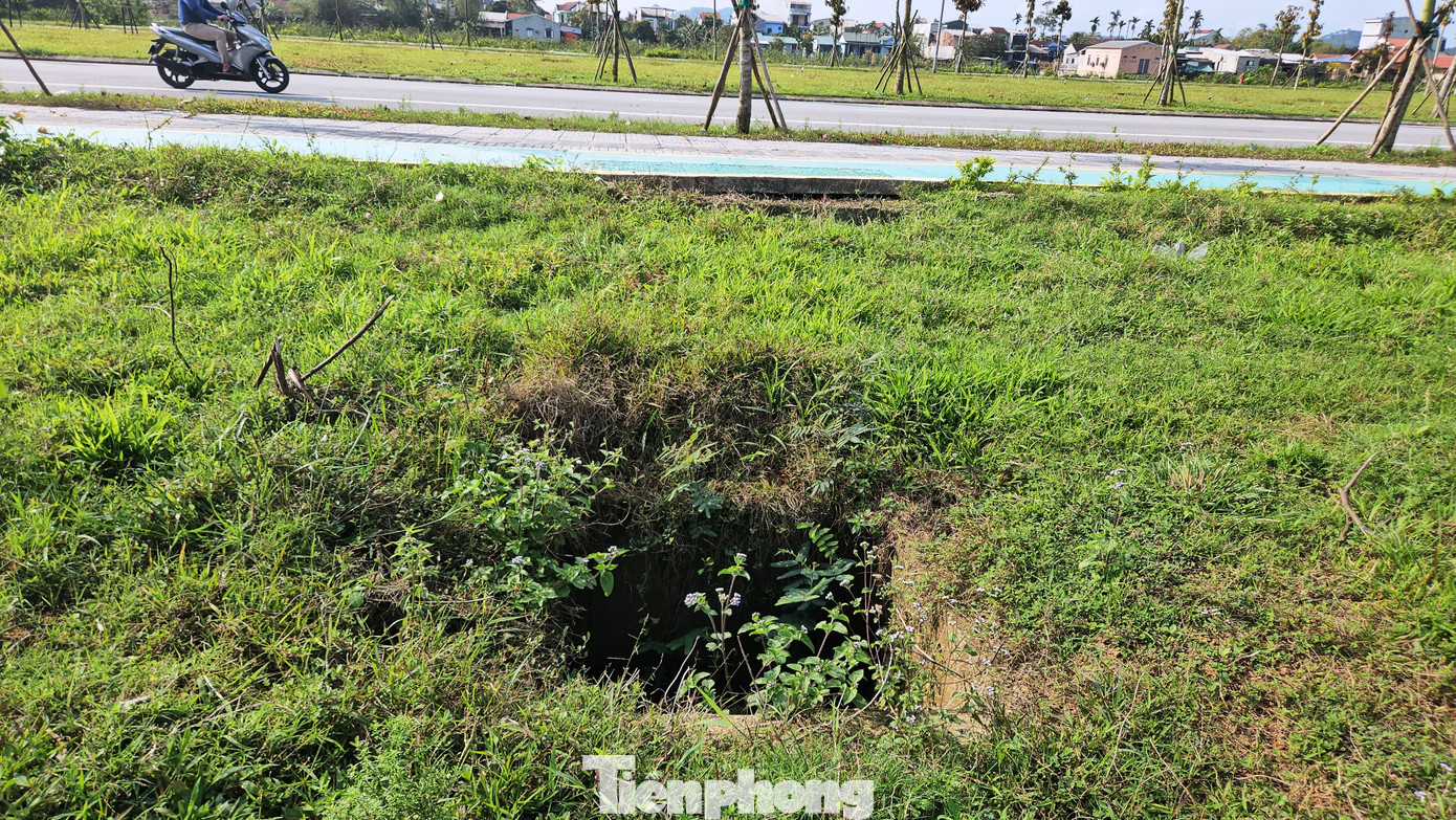 Hàng loạt hố ga của hệ thống thoát nước trong công viên thiếu nắp đậy, xung quanh phủ đầy cây dại. “Những hố cống không có nắp đậy tiềm ẩn nhiều nguy hiểm cho người dân. Nếu không được xử lý kịp thời, nguy cơ tai nạn là rất cao, đặc biệt vào buổi tối khi tầm nhìn hạn chế”, anh Ngô Văn Bin (37 tuổi, trú tại phường An Đông, quận Thuận Hóa) lo ngại. Hàng loạt hố ga của hệ thống thoát nước trong công viên thiếu nắp đậy, xung quanh phủ đầy cây dại. “Những hố cống không có nắp đậy tiềm ẩn nhiều nguy hiểm cho người dân. Nếu không được xử lý kịp thời, nguy cơ tai nạn là rất cao, đặc biệt vào buổi tối khi tầm nhìn hạn chế”, anh Ngô Văn Bin (37 tuổi, trú tại phường An Đông, quận Thuận Hóa) lo ngại.