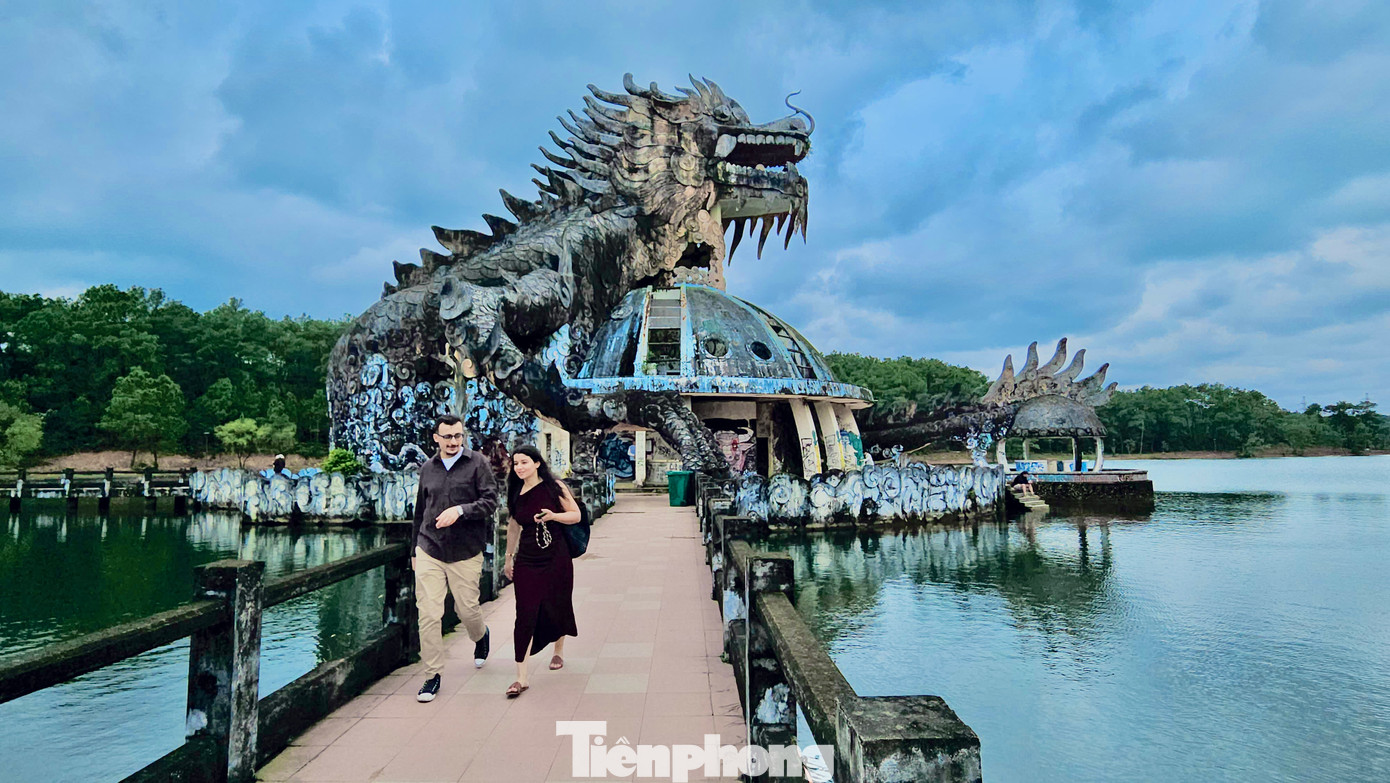 Theo Trung tâm Công viên cây xanh quận Thuận Hóa, sau khi hoàn thành giai đoạn 1, dự án chỉnh trang khu công viên hồ Thủy Tiên sẽ tiếp tục thực hiện giai đoạn 2, với tổng mức kinh phí gần 14 tỷ đồng. Theo đó, khu vực quanh tượng rồng khổng lồ từng bị bỏ hoang sẽ được phát triển để tạo điểm nhấn cho khu công viên, thu hút du khách đến tham quan, check-in, chụp ảnh lưu niệm. Nơi đây còn có khu cắm trại, dã ngoại, cho thuê xe đạp, nhằm đáp ứng nhu cầu đa dạng của du khách tham quan công viên hồ Thủy Tiên.