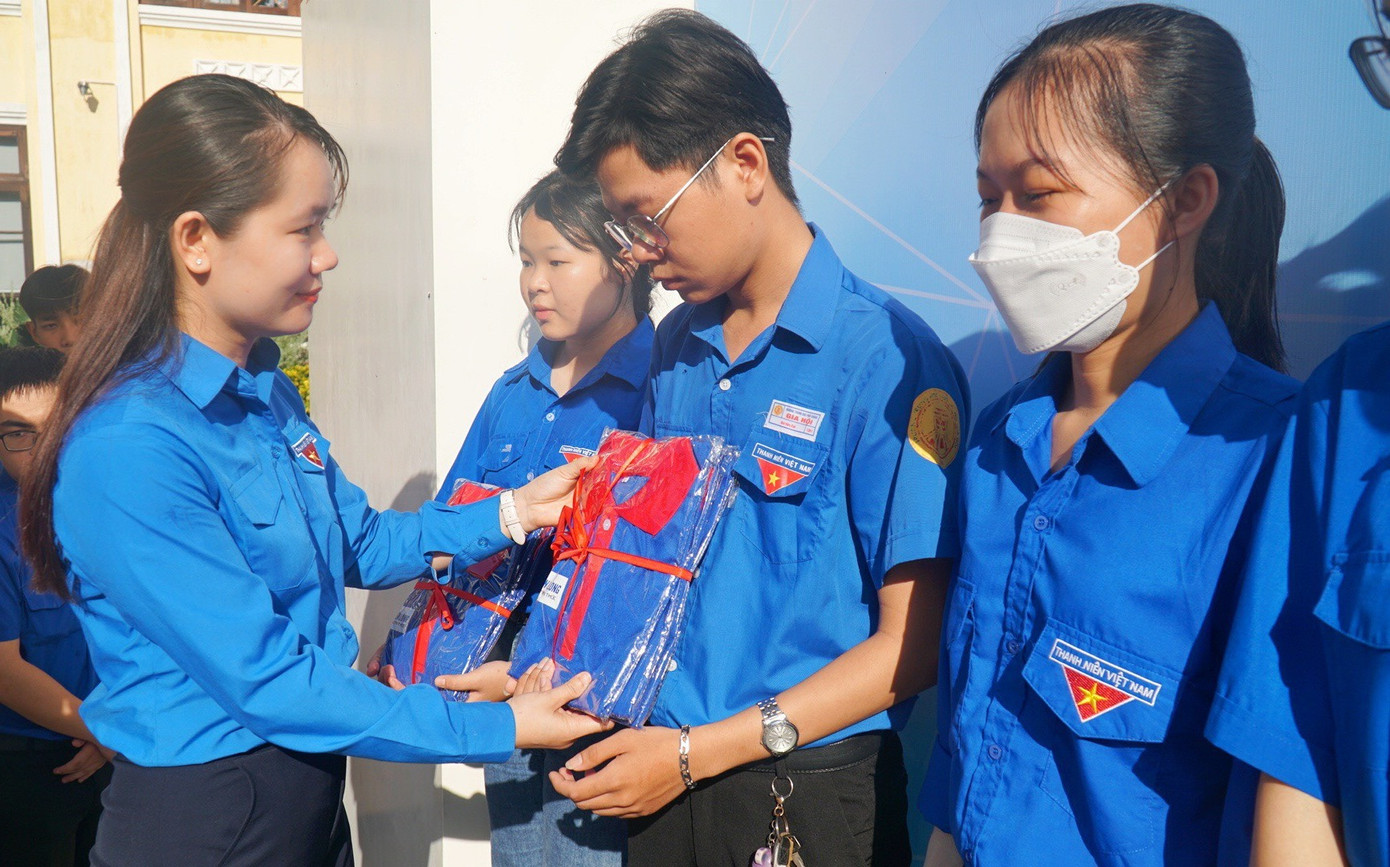 Các tình nguyện viên nhận áo phông từ chương trình.