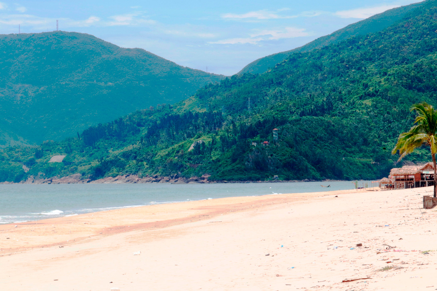 Bãi biển gần cửa biển Lăng Cô, cạnh chân đèo Hải Vân, cũng sạch rác. Bãi biển gần cửa biển Lăng Cô, cạnh chân đèo Hải Vân, cũng sạch rác.