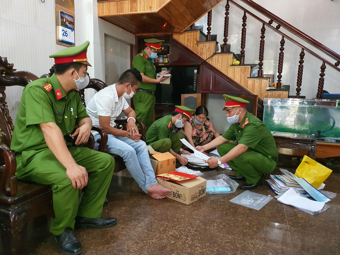 Khám xét nơi làm việc của Quyền, thu giữ các tài liệu liên quan.