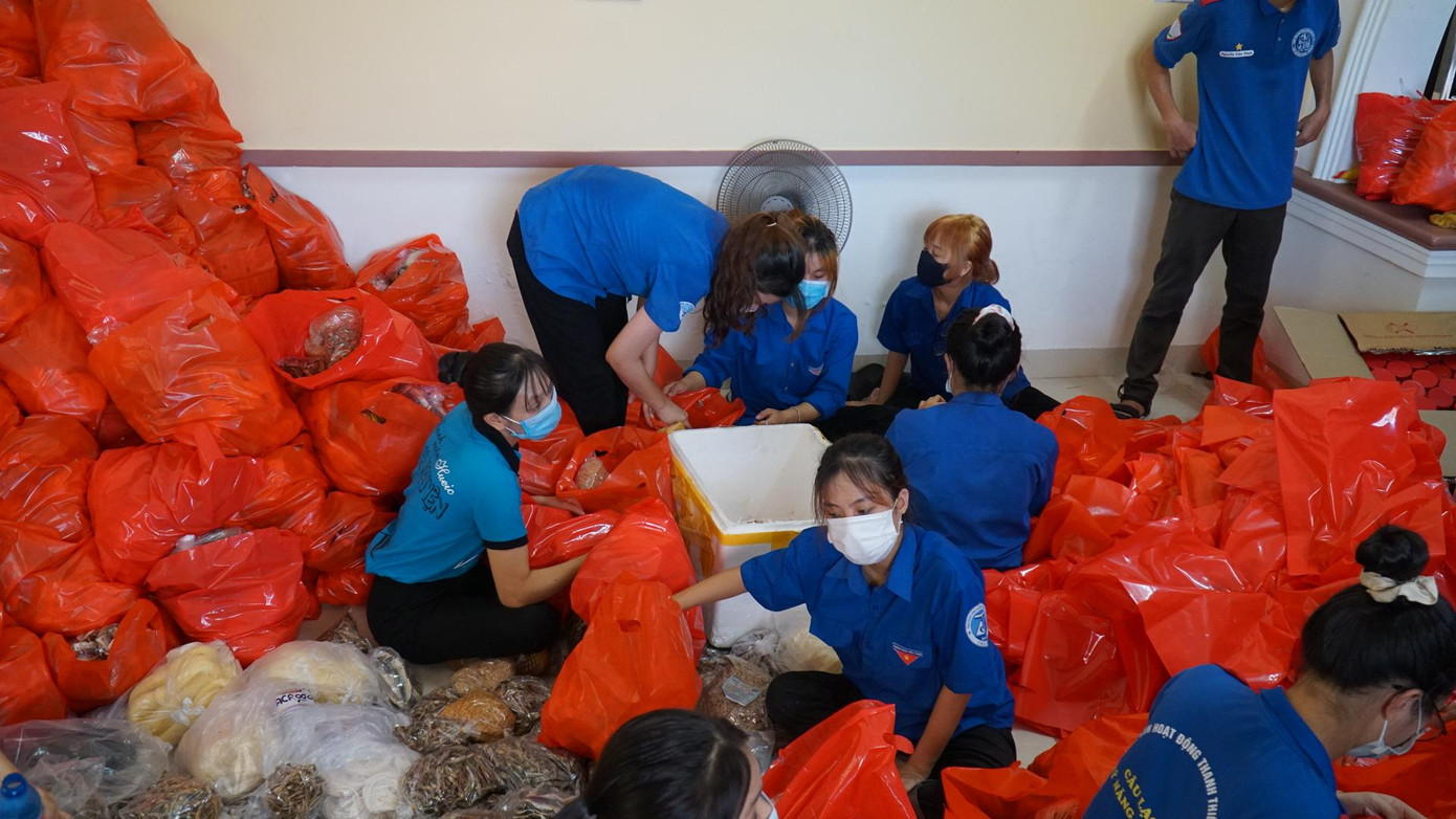 Tiếp nhận, phân loại, đóng gói hàng hóa hỗ trợ đồng bào TPHCM trước giờ chuyển lên xe