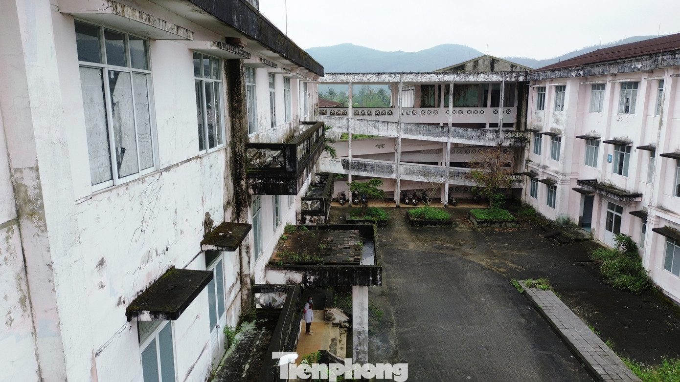 Mới đây, vào cuối tháng 2/2025, Sở Y tế TP Huế ban hành công văn về việc xây dựng đề án nâng cấp, cải tạo cơ sở vật chất Trung tâm Y tế huyện Phú Lộc tại cơ sở Chân Mây. Trung tâm Y tế huyện Phú Lộc đã mời đơn vị tư vấn tiến hành khảo sát, đánh giá hiện trạng cơ sở vật chất của cơ sở Chân Mây. Sau đó, Sở Y tế sẽ làm việc với Trung tâm Y tế huyện Phú Lộc về đề án nâng cấp, cải tạo cơ sở vật chất Trung tâm Y tế huyện Phú Lộc cơ sở Chân Mây để có cơ sở pháp lý trình cấp có thẩm quyền xin chủ trương đầu tư nâng cấp theo quy định.